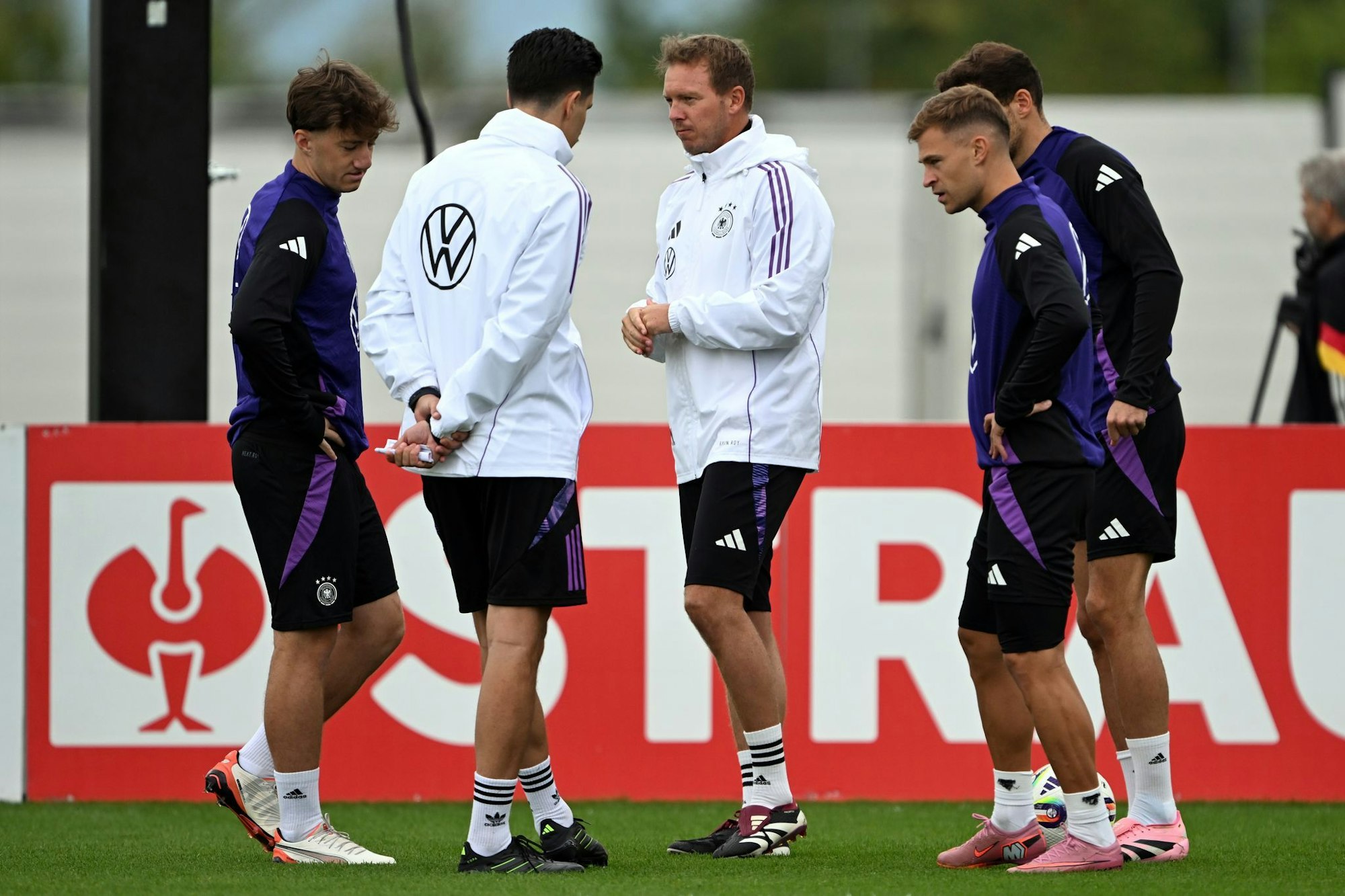 Nagelsmann gibt Kimmich letzte Instruktionen vor dem Trainingsstart.