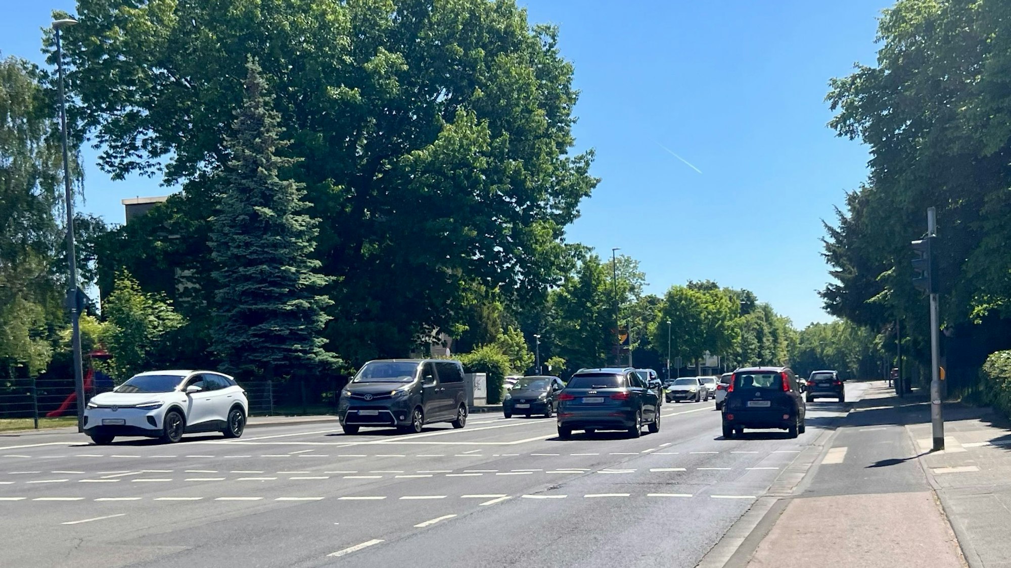 Autos fahren auf einer viel befahrenen, mehrspurigen Straße.