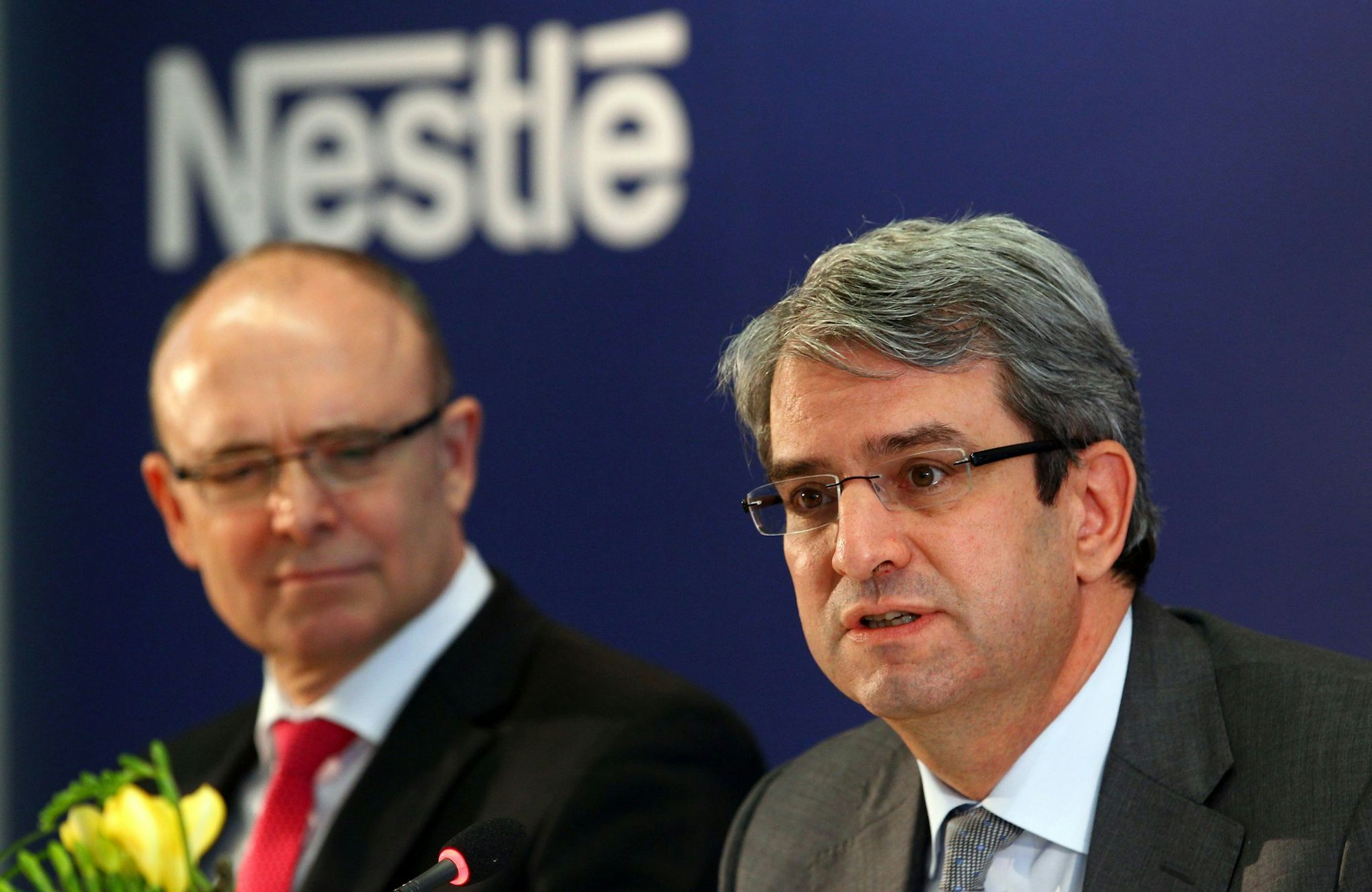 Der entlassene Nestle-Manager Laurent Freixe (rechts) - hier auf einer Pressekonferenz 2012