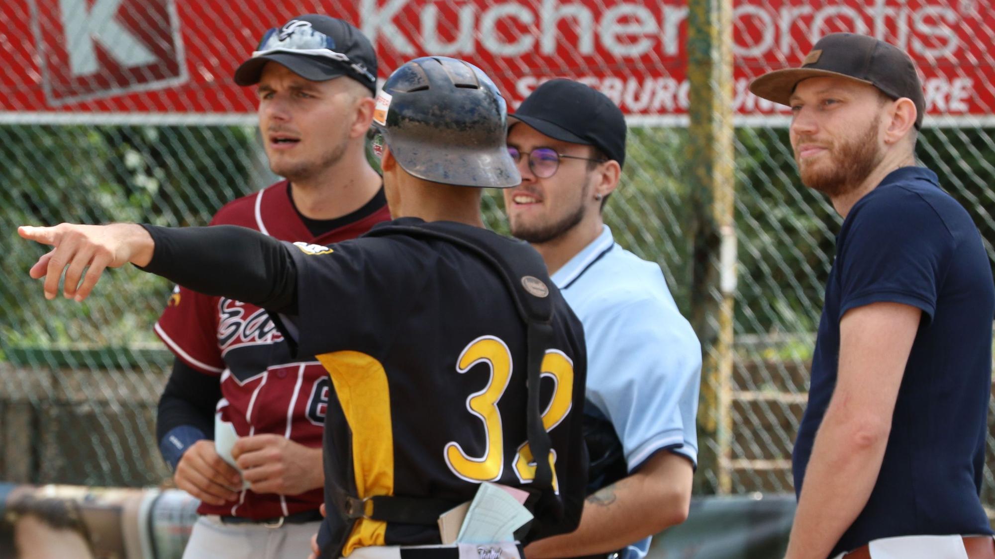 Eagles-Trainer Simon Benentreu (l.) bei der Besprechung vor dem First Pitch mit Gegner und Schiedsrichtern.