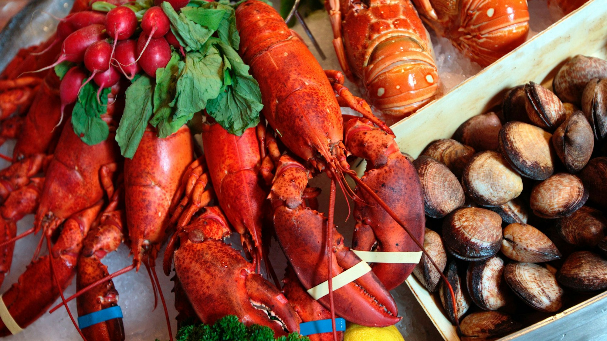 Der „Goldene Seafoodboil“ hat eine Auswahl an Snowcrab, Kingcrab, Hummer, Langustenschwanz, Riesengarnelen, Calamari, Oktopus, Muscheln, Flusskrebse, Tintenfisch und Mais.