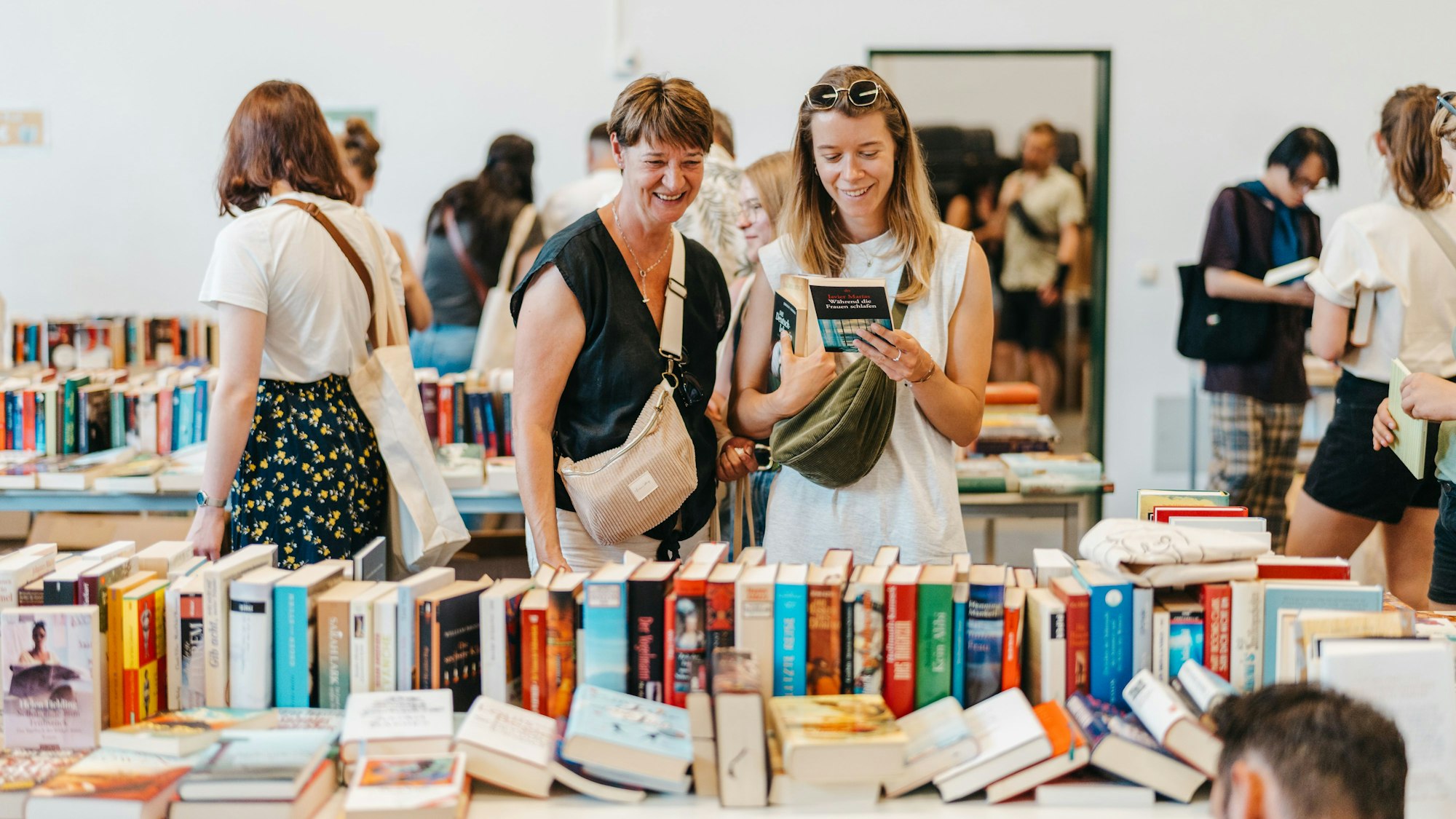 Rund 50 Ehrenamtler stemmen jedes Jahr die Organisation der Bücherbörse, damit Gäste reichlich stöbern können.
