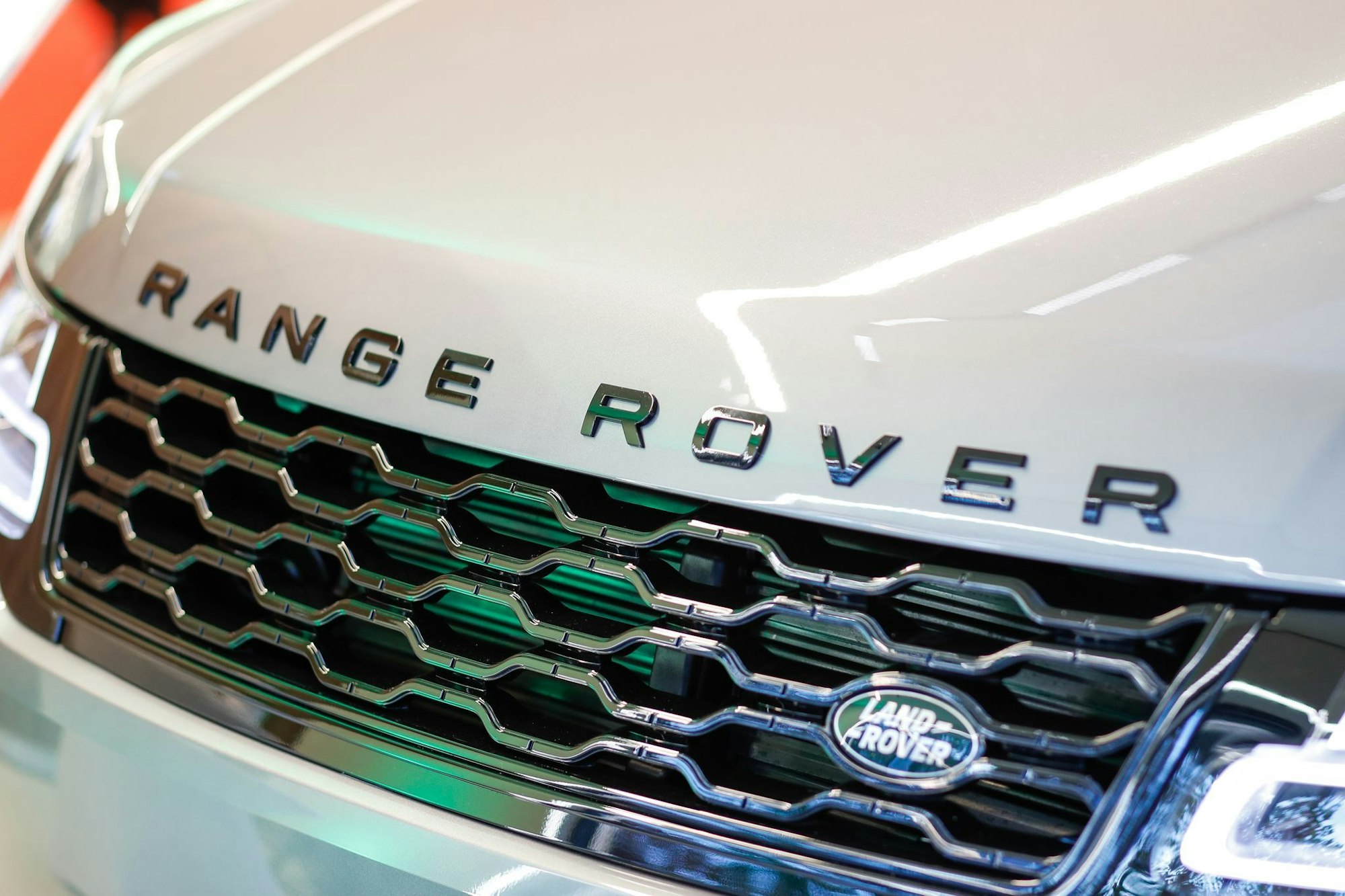Der britische Autobauer Jaguar Land Rover muss wegen einer Cybertattacke schwere Störungen bei Produktion und Verkauf hinnehmen.