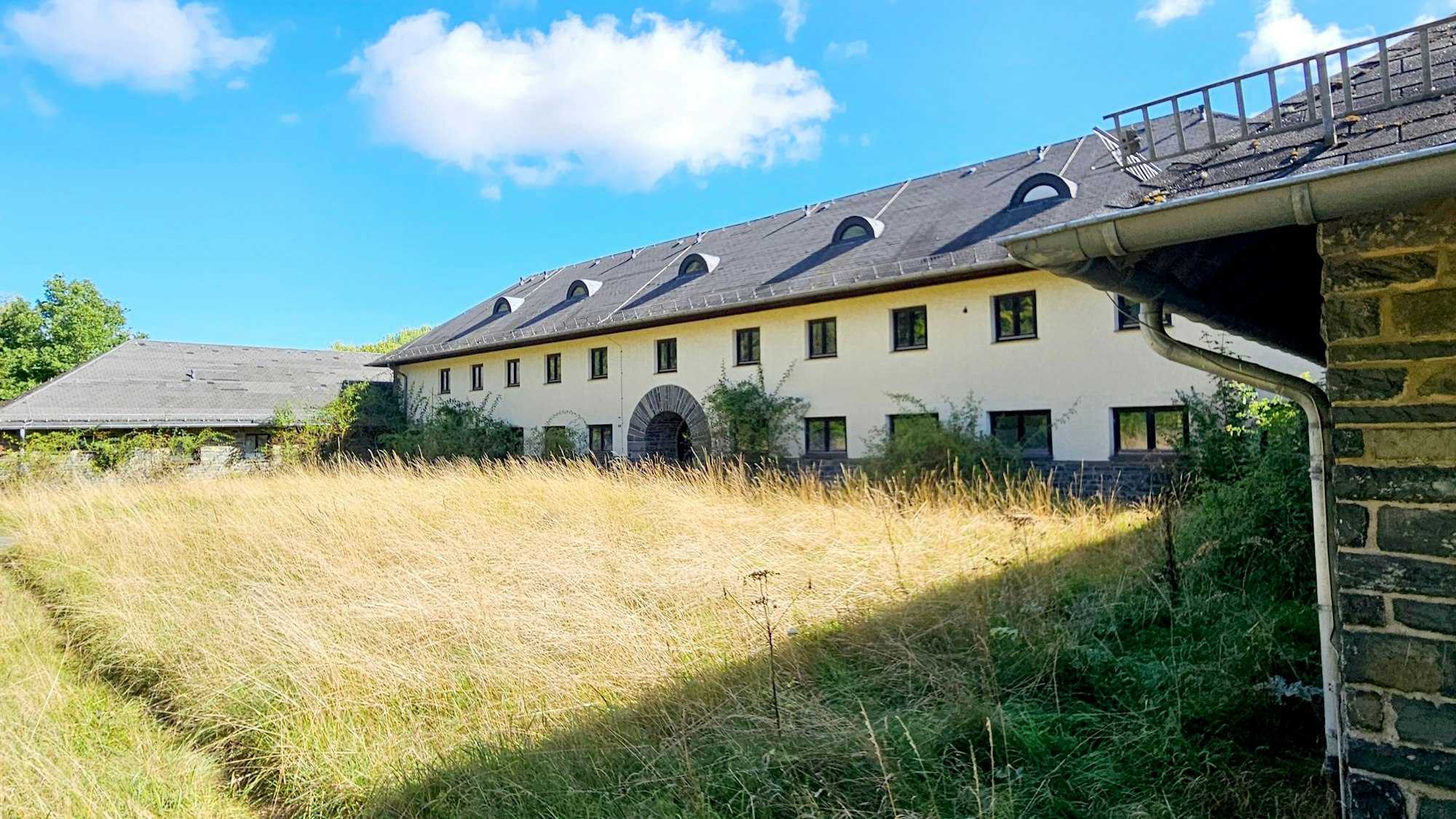 Blick auf das ehemalige Haus der weiblichen Angestellten, das zurzeit leer steht.