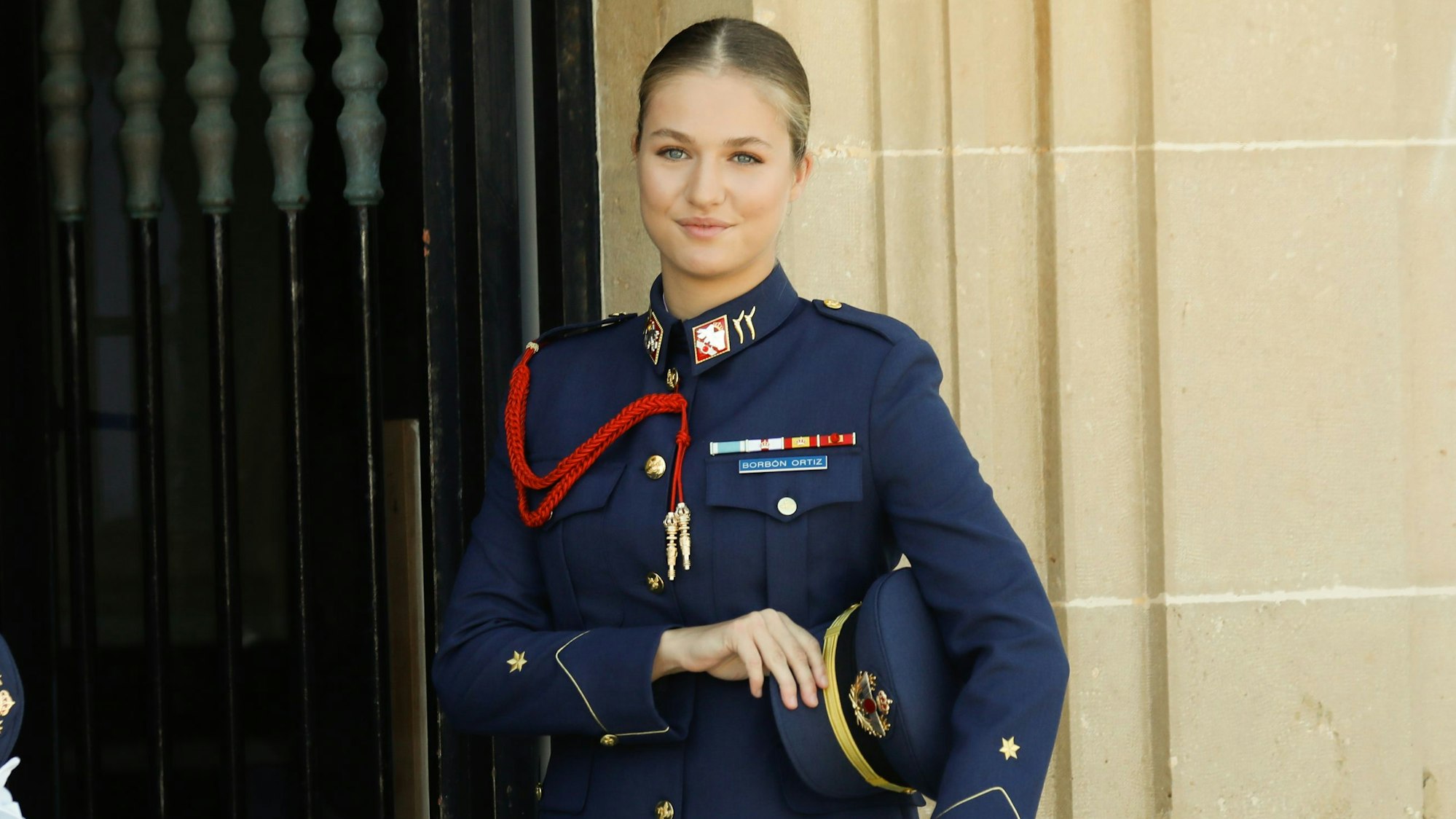 Die spanische Kronprinzessin Leonor (r) tritt in die Allgemeine Luftakademie ein.