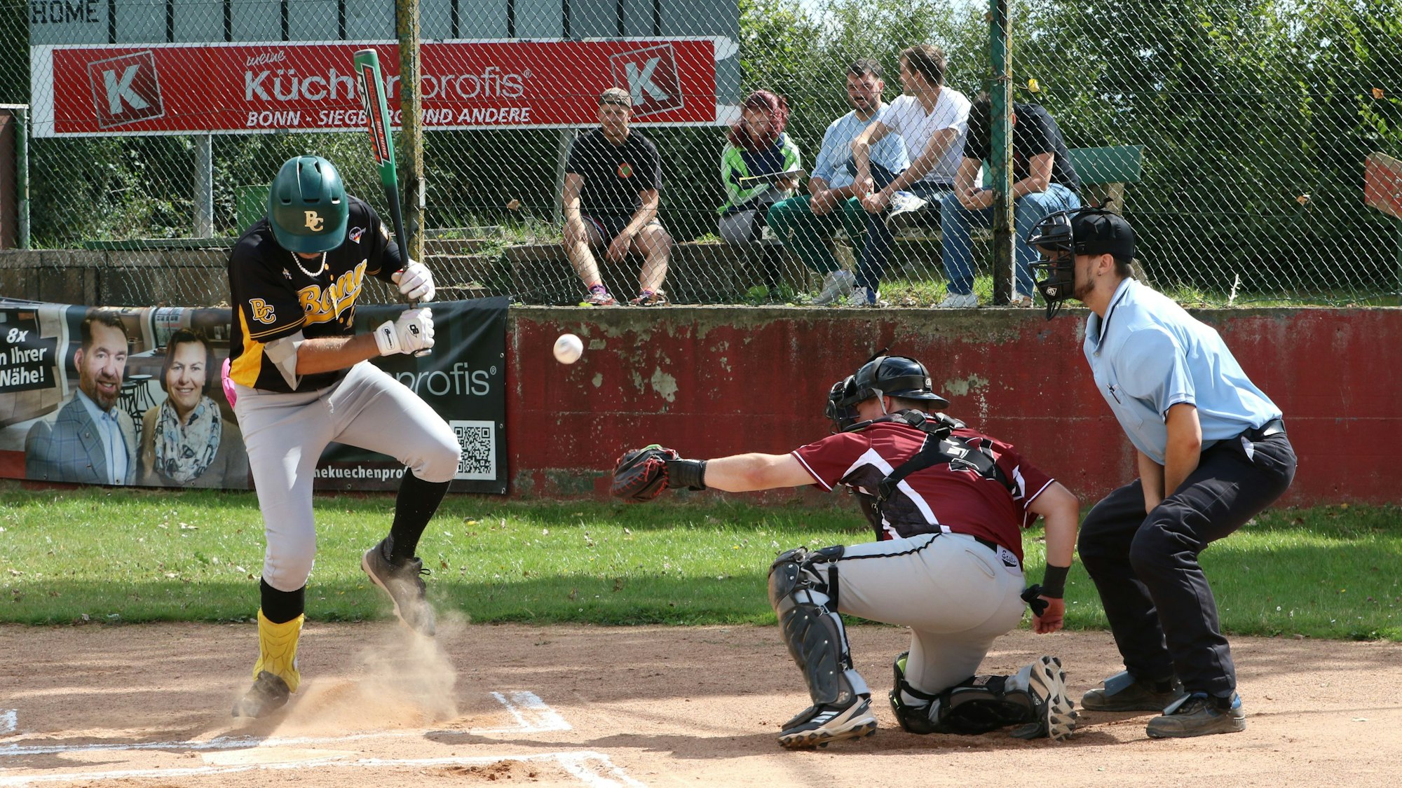 Ein ungenau geworfener Ball sorgt dafür, dass der Batter am Schlagmal auf Seite springen muss. Staub wird aufgewirbelt.