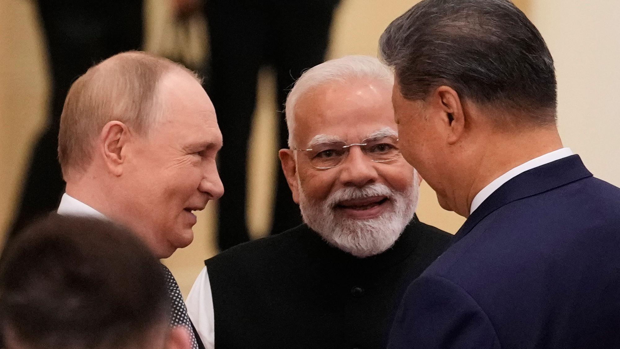 Der russische Präsident Wladimir Putin (l-r), der indische Premierminister Narendra Modi und der chinesische Präsident Xi Jinping unterhalten sich vor dem Gipfeltreffen der Shanghaier Organisation für Zusammenarbeit in China.