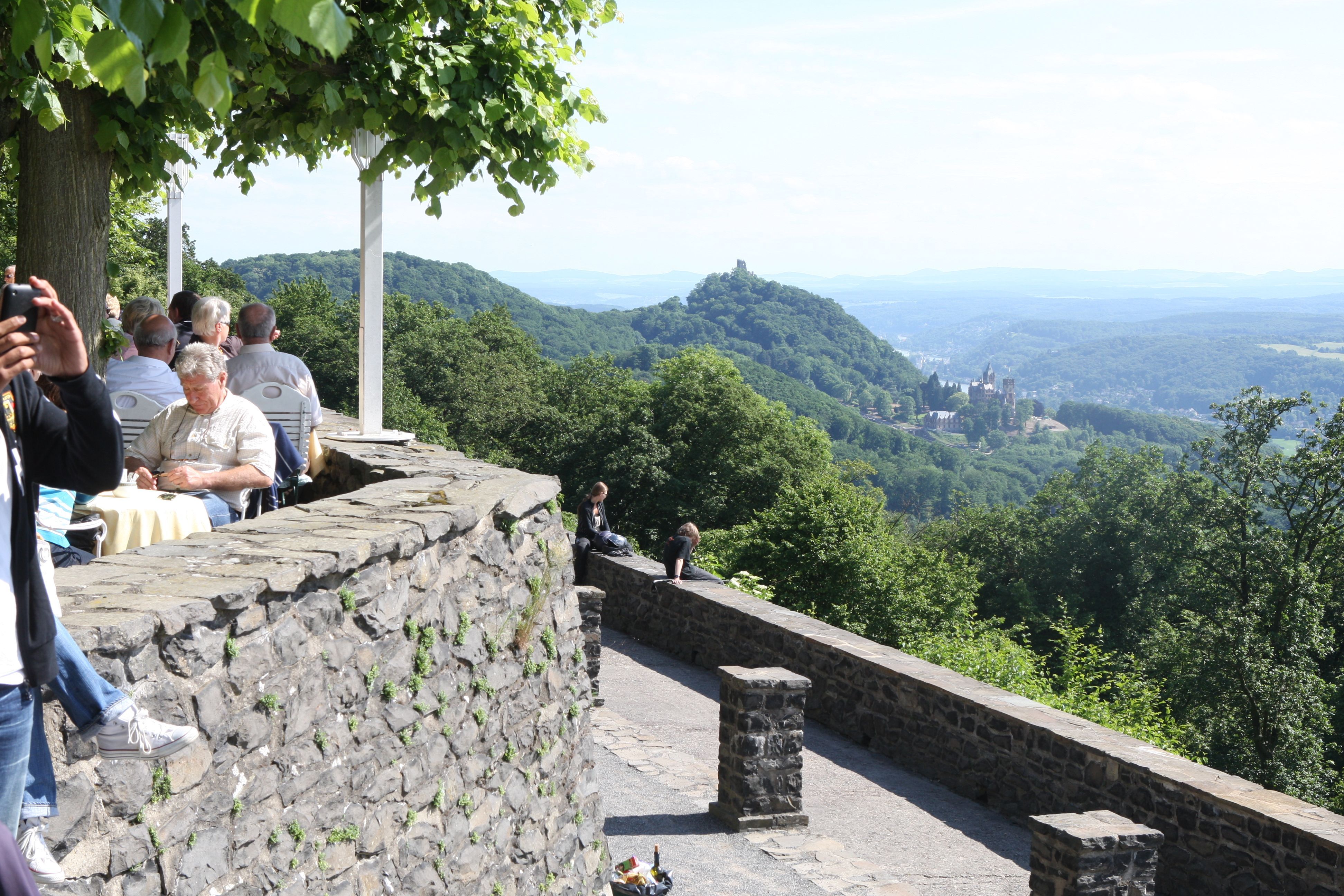 Blick auf den Drachenfels, darunter liegt majestätisch die Drachenburg.