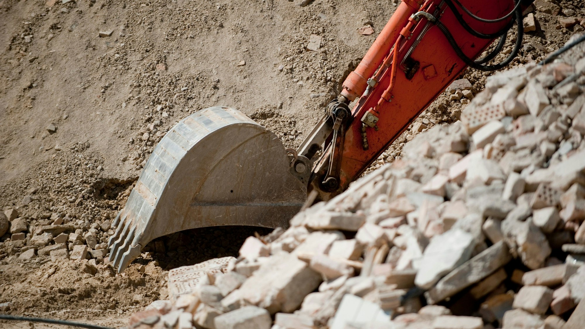 Ein Bagger schaufelt in einem Steinbruch.