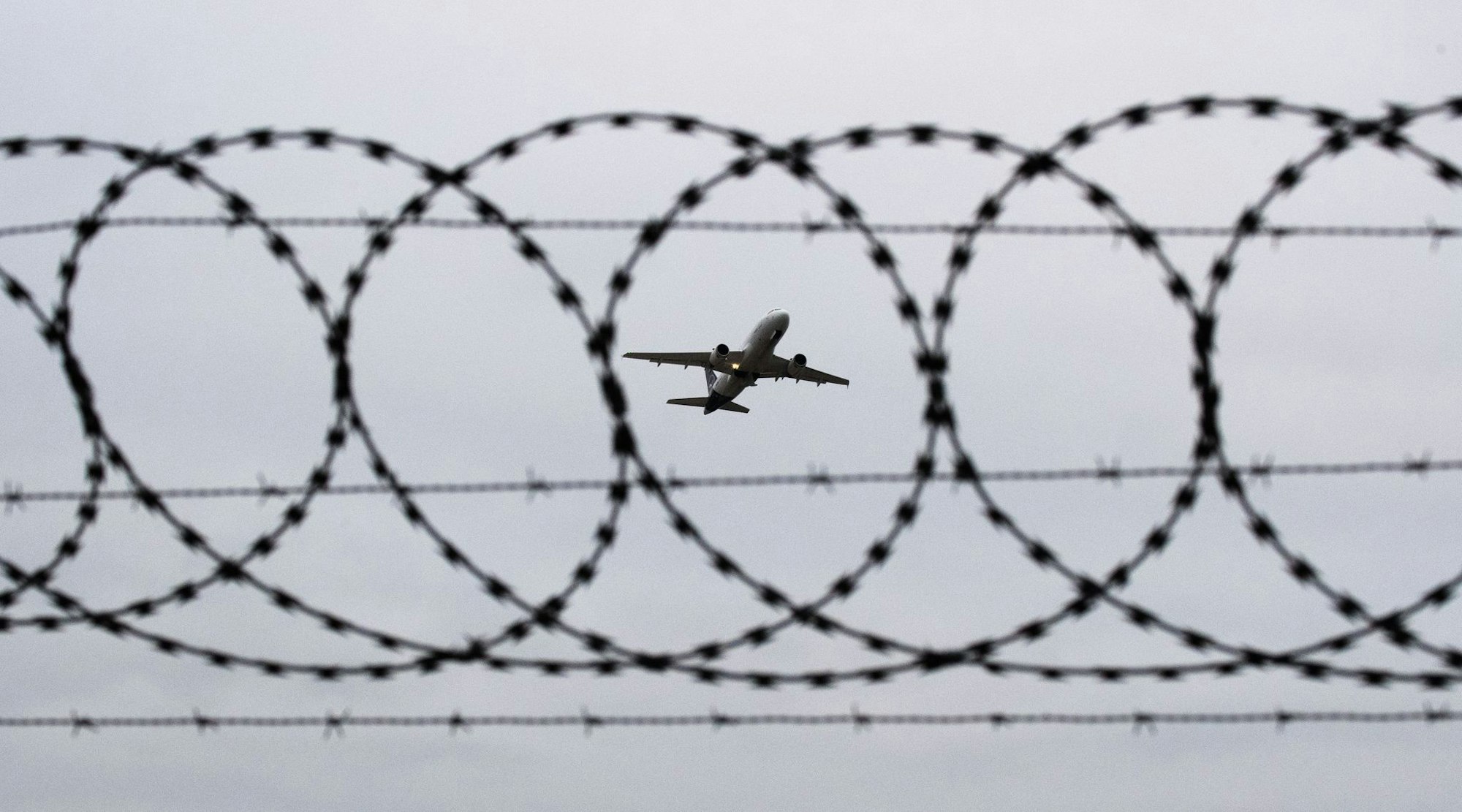 Der Flughafen Düsseldorf sei für Abschiebungen einer der wichtigsten bundesweit. (Archivbild)