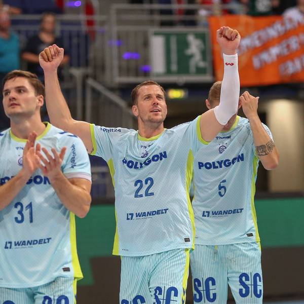 Drei Handballer des VfL Gummersbach jubeln nach dem Sieg im Spiel gegen Hannover.