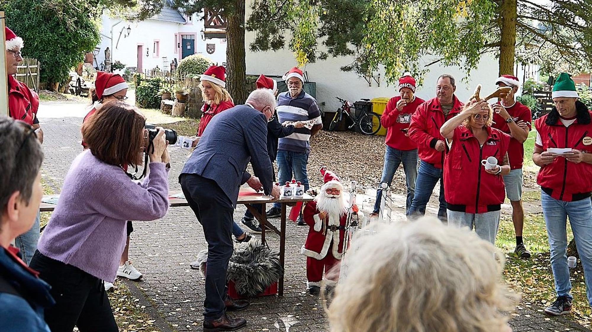 Einen Vorgeschmack auf Weihnachten mit Glühwein und Spekulatius und die Burgweihnacht erhielten die Jurymitglieder vor der Marmagener Burg.