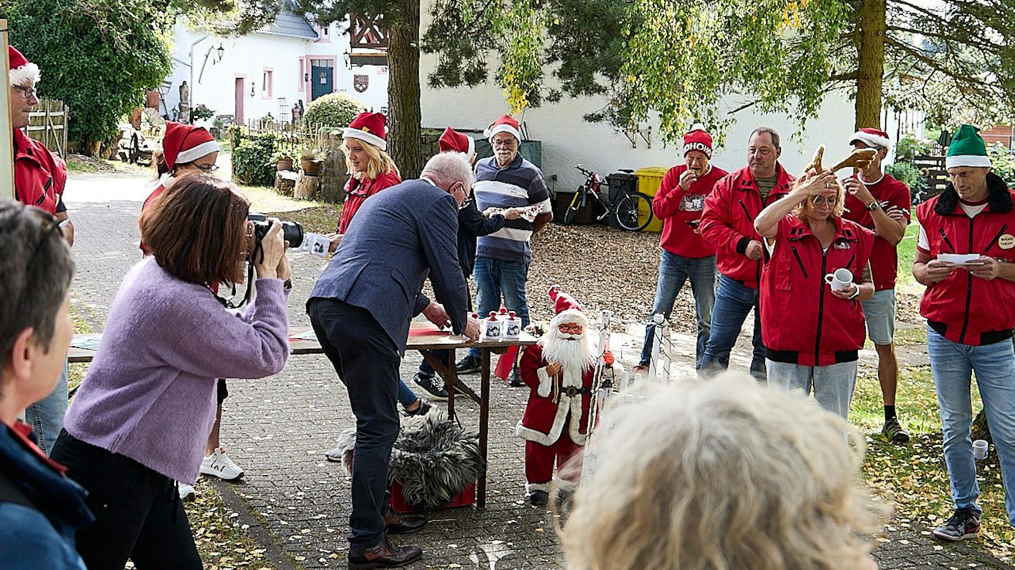 Einen Vorgeschmack auf Weihnachten mit Glühwein und Spekulatius und die Burgweihnacht erhielten die Jurymitglieder vor der Marmagener Burg.
