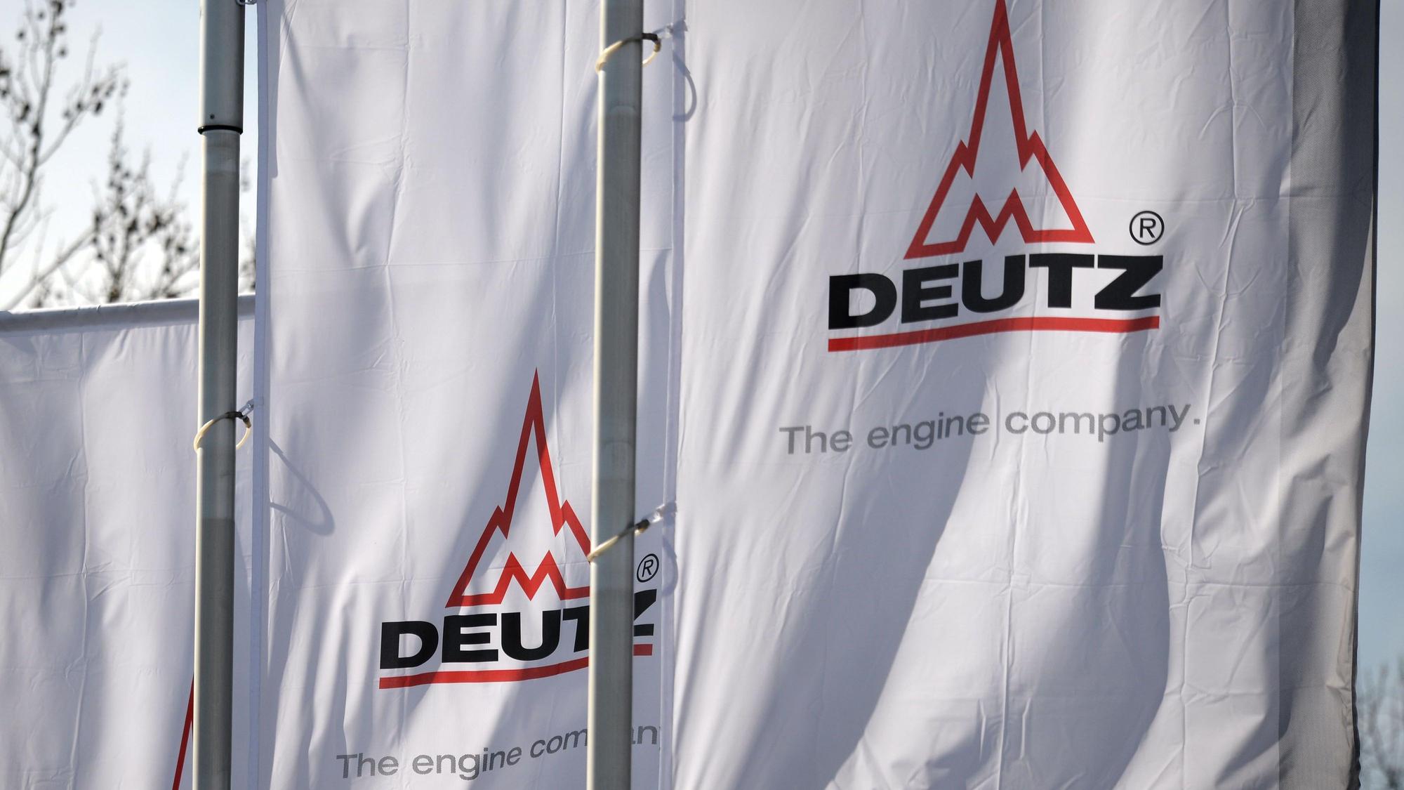 Fahnen mit dem Logo von Deutz vor dem Werk in Köln-Porz.