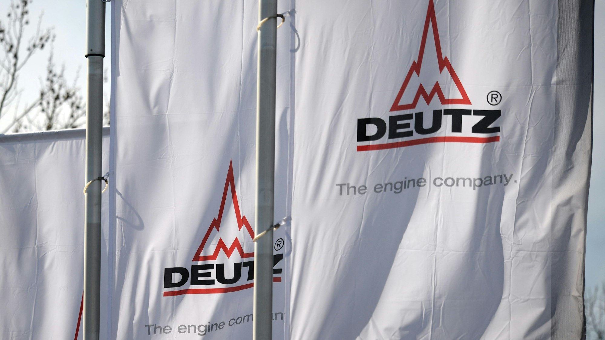 Fahnen mit dem Logo von Deutz vor dem Werk in Köln-Porz.