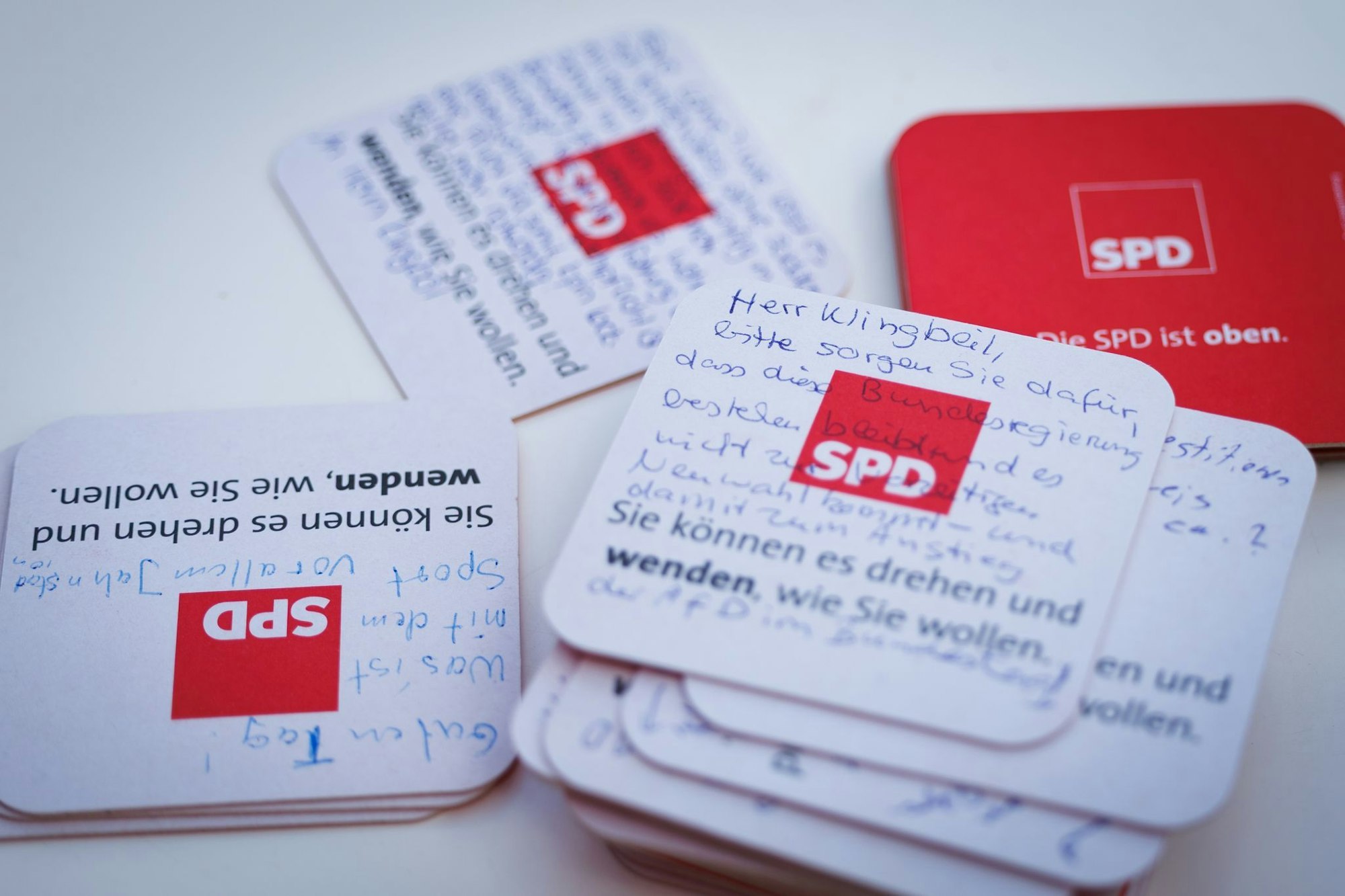 Auf Bierdeckeln haben die Bürger ihre Fragen an Klingbeil notiert.