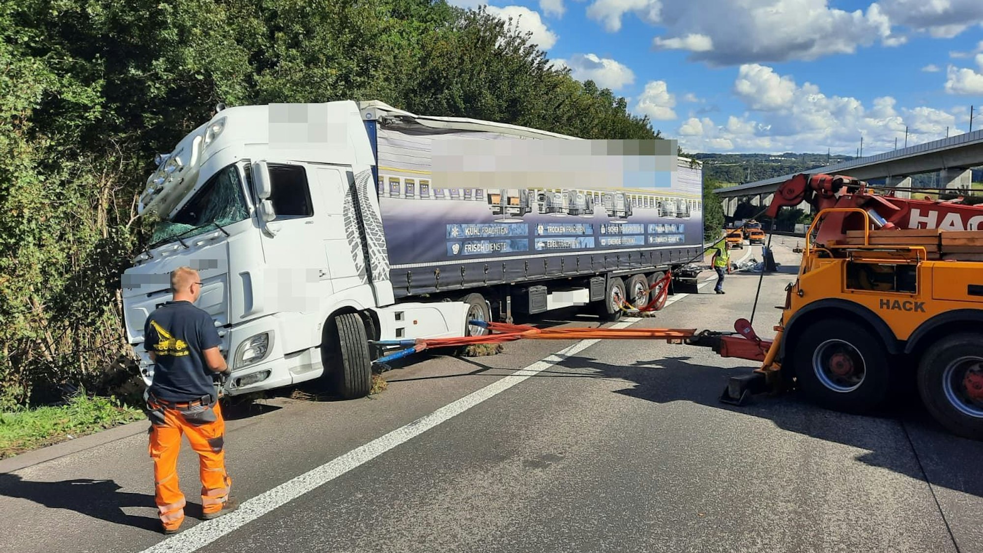 Auf der A3 in Bad Honnef fuhr ein Lkw in einen Anhänger der Autobahnmeisterei und kippte dann in eine Böschung.