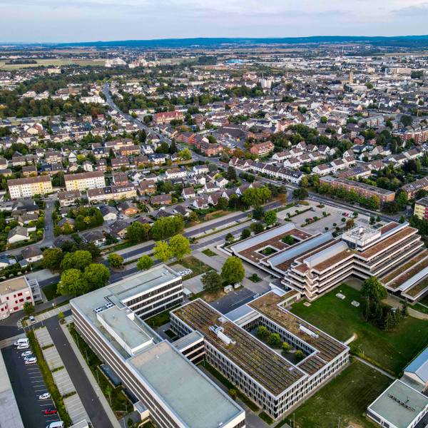 Das Bild zeigt das Kreishaus aus der Luft. Im Hintergrund ist Euskirchen zu erkennen.