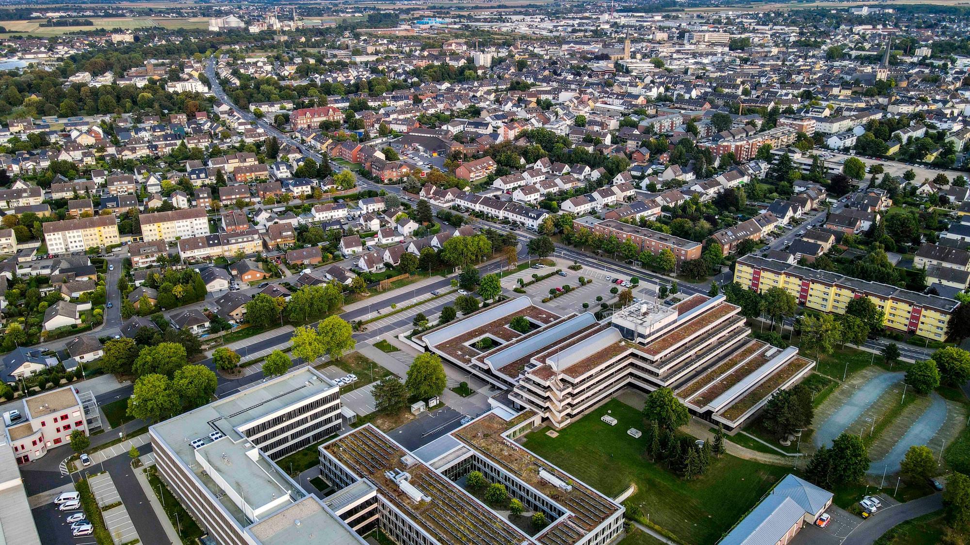 Das Bild zeigt das Kreishaus aus der Luft. Im Hintergrund ist Euskirchen zu erkennen.
