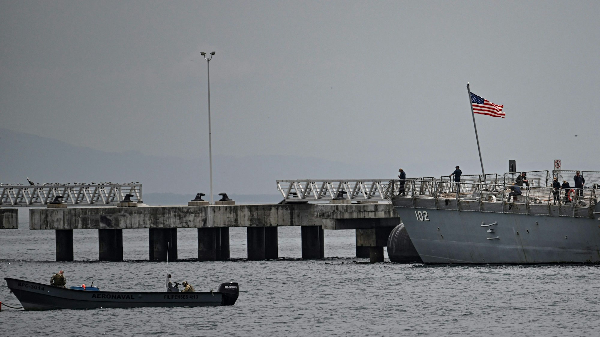 Crew members of the US Navy warship USS Sampson (DDG 102) are pictured at the Amador International Cruise Terminal in Panama City on September 02, 2025. Venezuelan President Nicolas Maduro said on September 1, 2025, that eight US military vessels with 1,200 missiles were targeting his country, which he declared to be in a state of "maximum readiness to defend" itself. (Photo by Martin BERNETTI / AFP)
