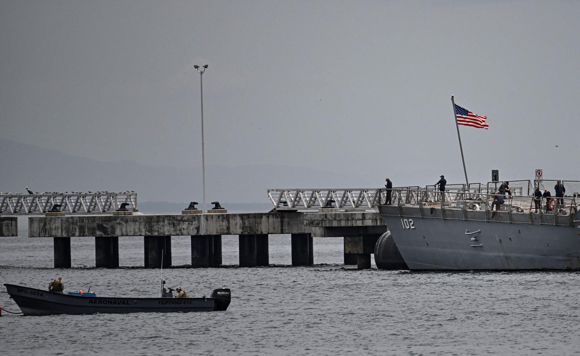 Besatzungsmitglieder des US-Kriegsschiffs USS Sampson sind am 2. September 2025 im Amador International Cruise Terminal in Panama-Stadt zu sehen.