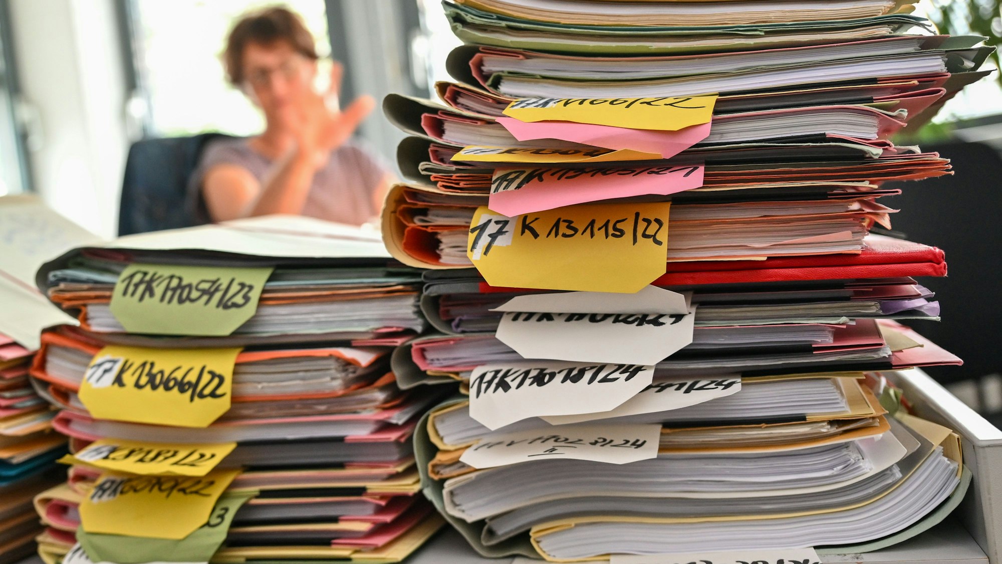 Viele kleine Steuern sorgen für viel Papierkram auf den Ämtern.