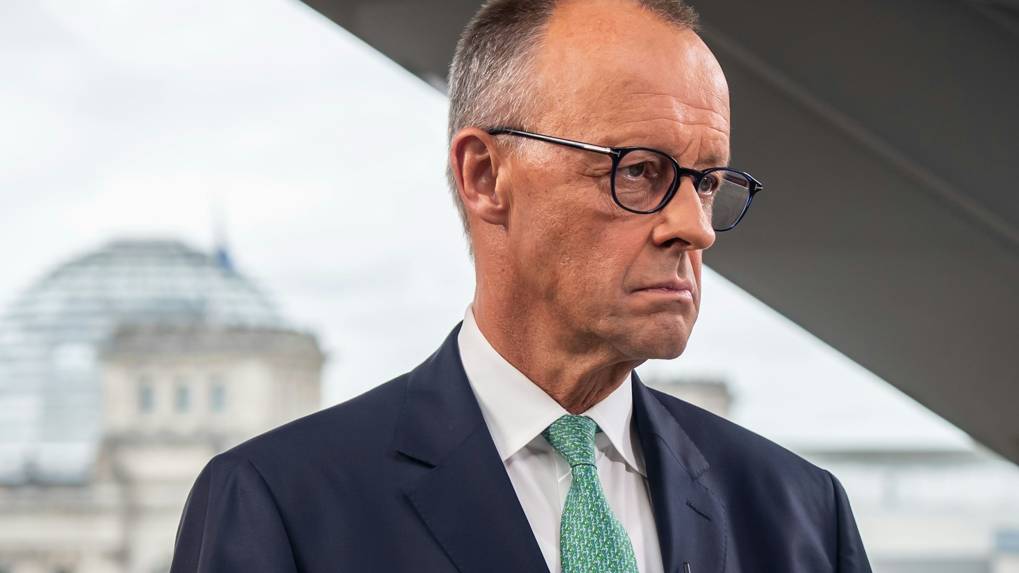 02.09.2025, Berlin: Bundeskanzler Friedrich Merz (CDU) kommt zur Aufzeichnung des ProSieben/Sat.1-Sommerinterviews im Studio am Pariser Platz. Foto: Michael Kappeler/dpa +++ dpa-Bildfunk +++