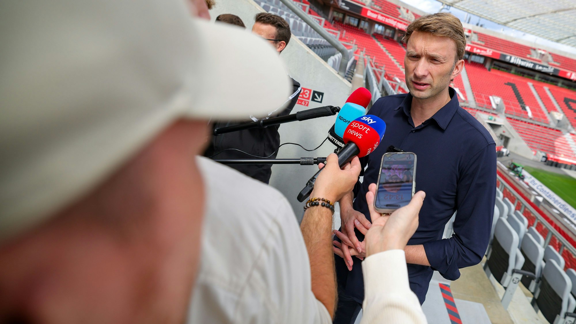 Im Fokus: Bayer-Sportchef Simon Rolfes befindet sich zum zweiten Mal in diesem Sommer auf Trainersuche.