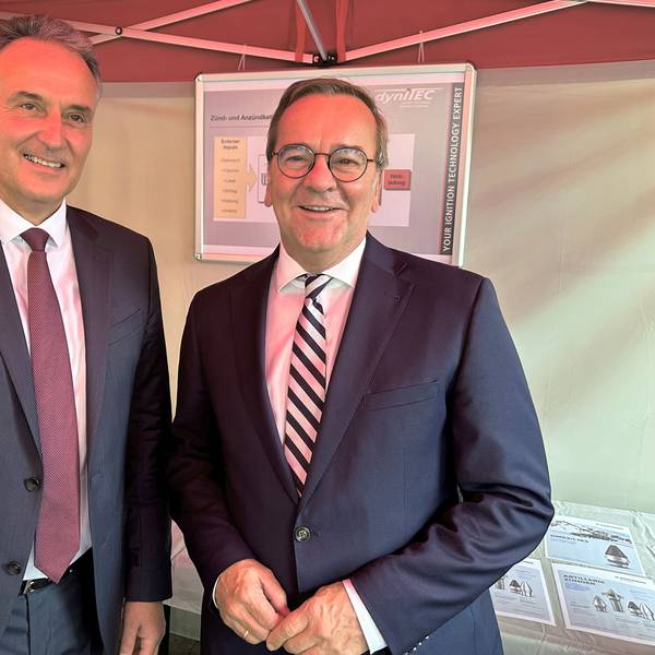 Boris Pistorius (SPD, r), Bundesminister der Verteidigung, und Helmut Rauch, CEO des Rüstungsbetriebs Diehl Defence, stehen auf dem Gelände der Dynitec GmbH in Troisdorf zusammen.