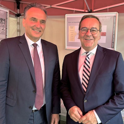 Boris Pistorius (SPD, r), Bundesminister der Verteidigung, und Helmut Rauch, CEO des Rüstungsbetriebs Diehl Defence, stehen auf dem Gelände der Dynitec GmbH in Troisdorf zusammen.