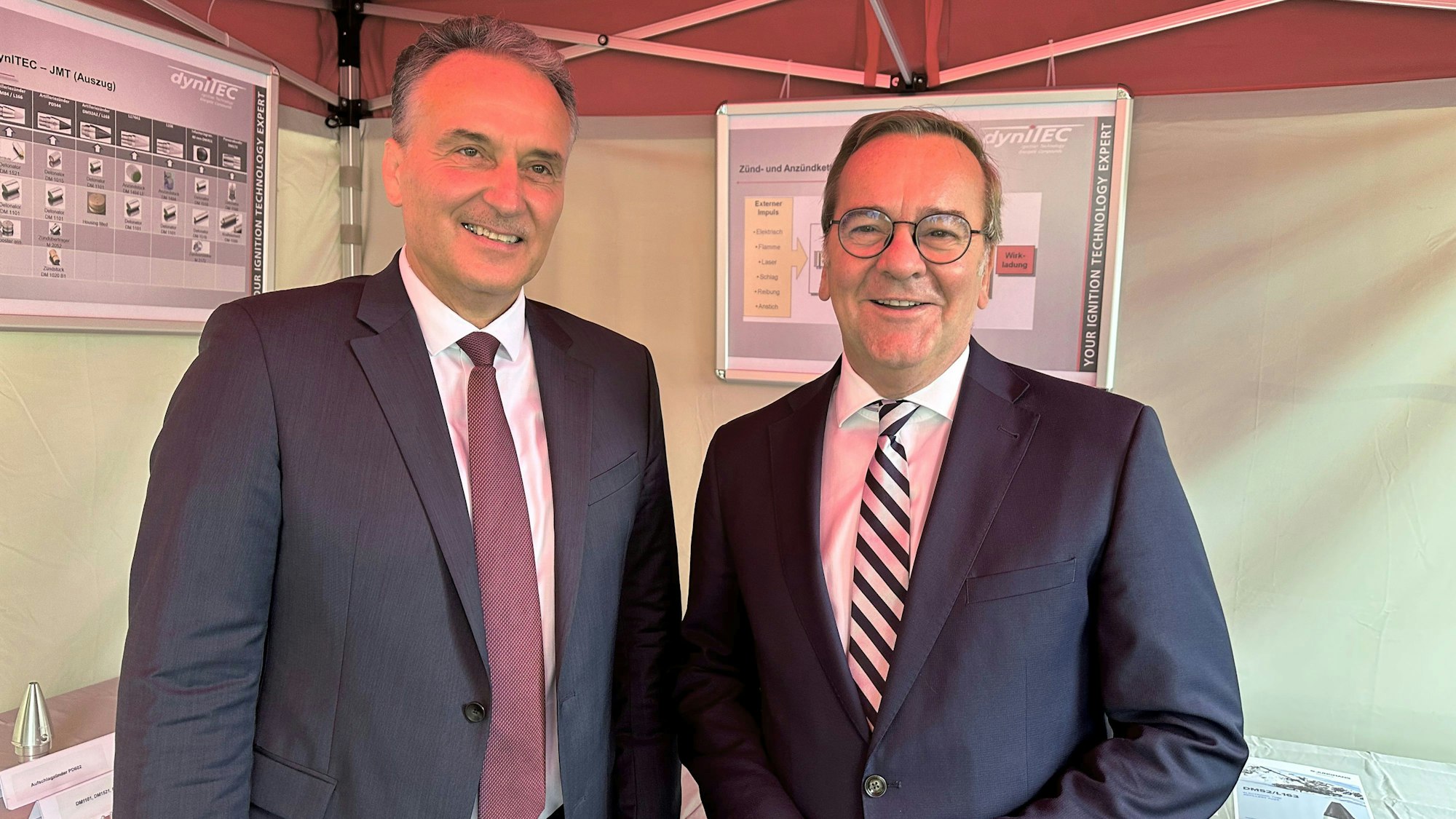 Boris Pistorius (SPD, r), Bundesminister der Verteidigung, und Helmut Rauch, CEO des Rüstungsbetriebs Diehl Defence, stehen auf dem Gelände der Dynitec GmbH in Troisdorf zusammen.