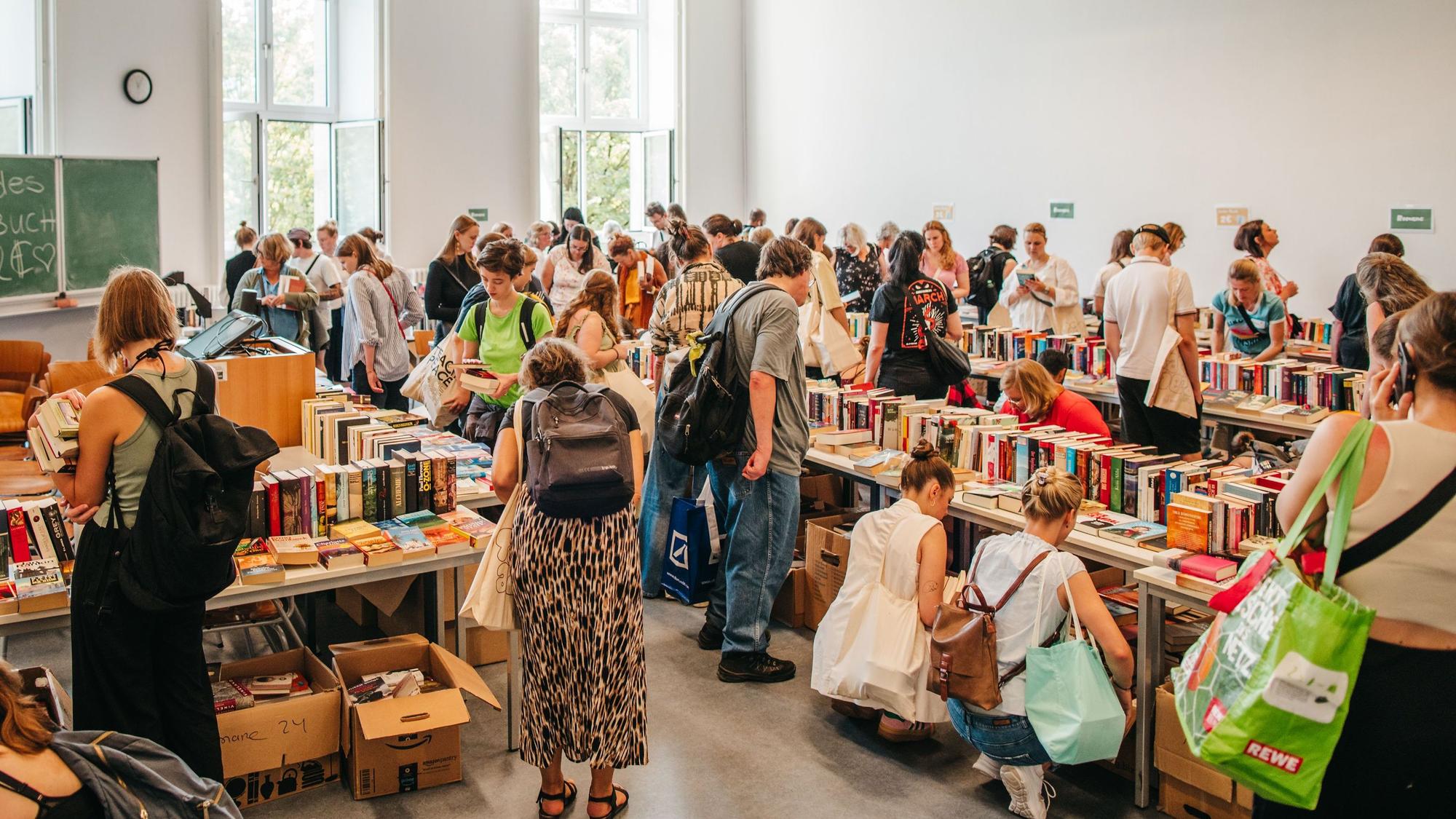 Volles Haus: Selbst in den großen Räumen der TH, kann es am Wochenende der Bücherbörse hier und da eng werden.