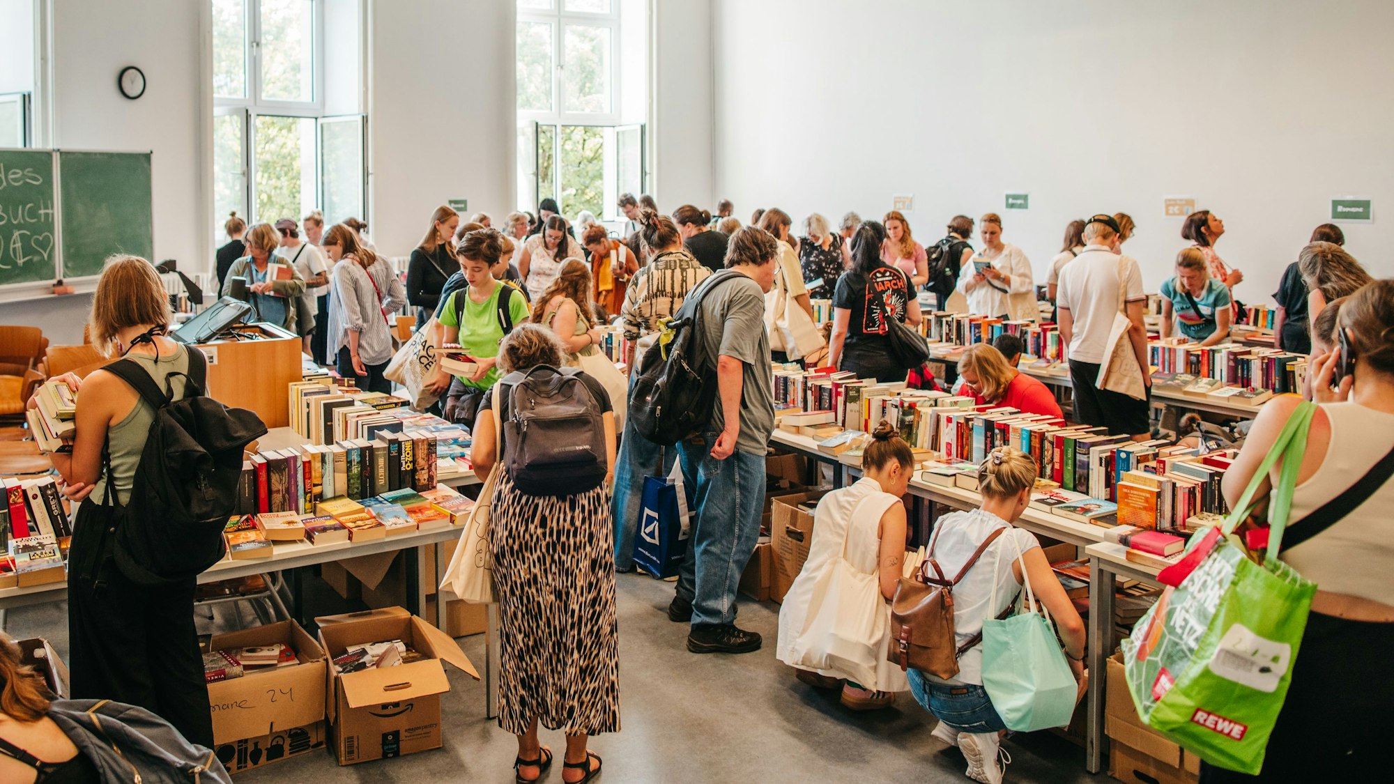 Volles Haus: Selbst in den großen Räumen der TH, kann es am Wochenende der Bücherbörse hier und da eng werden.