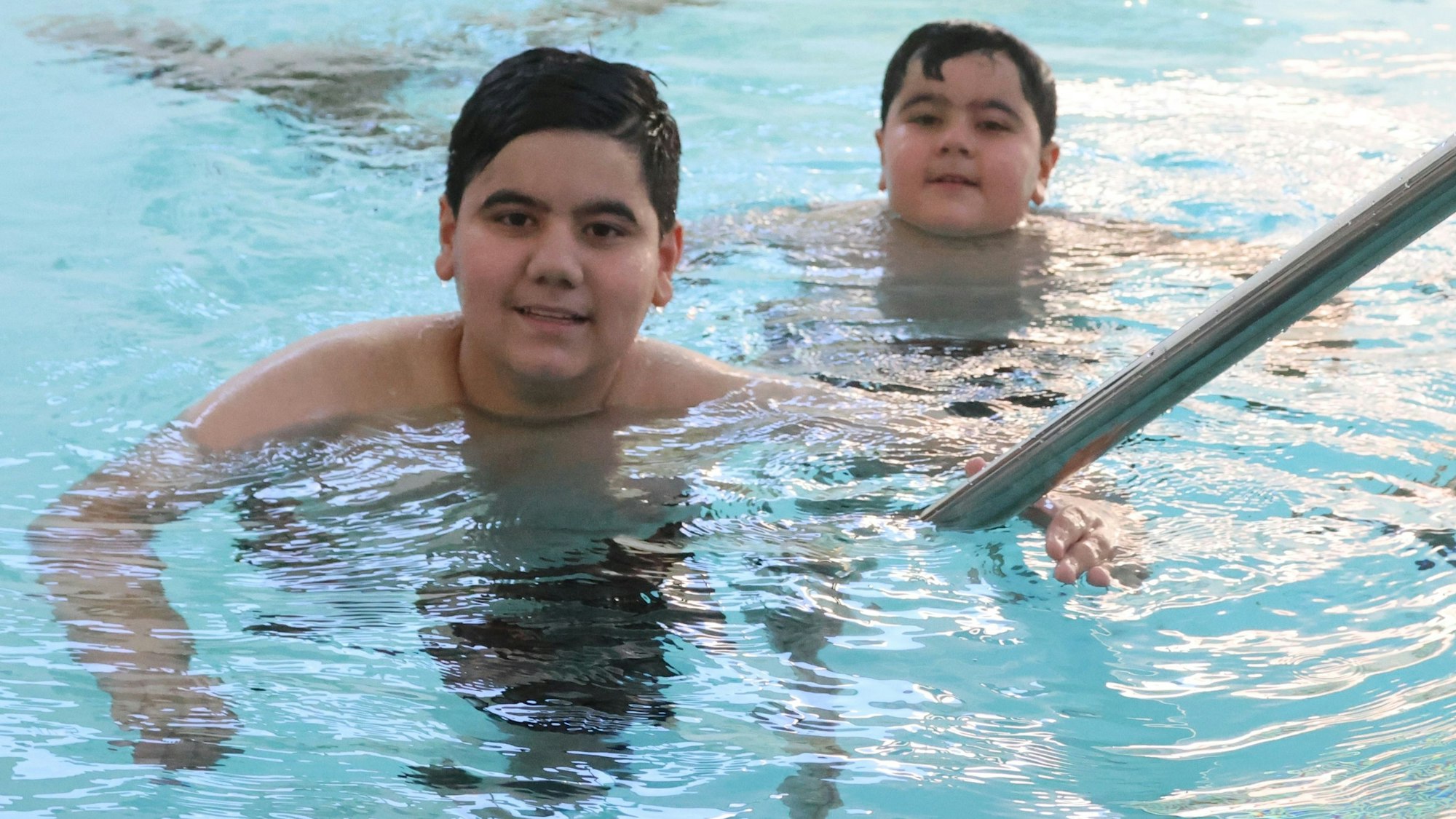 Ein Meilenstein ist erreicht: Das Hallenbad im Morsbacher Bürgercampus konnte nach langem, zähem Umbau jüngst endlich eröffnet werden. Sami (links) und Paul genießen die ersten Schwimmzüge dort.