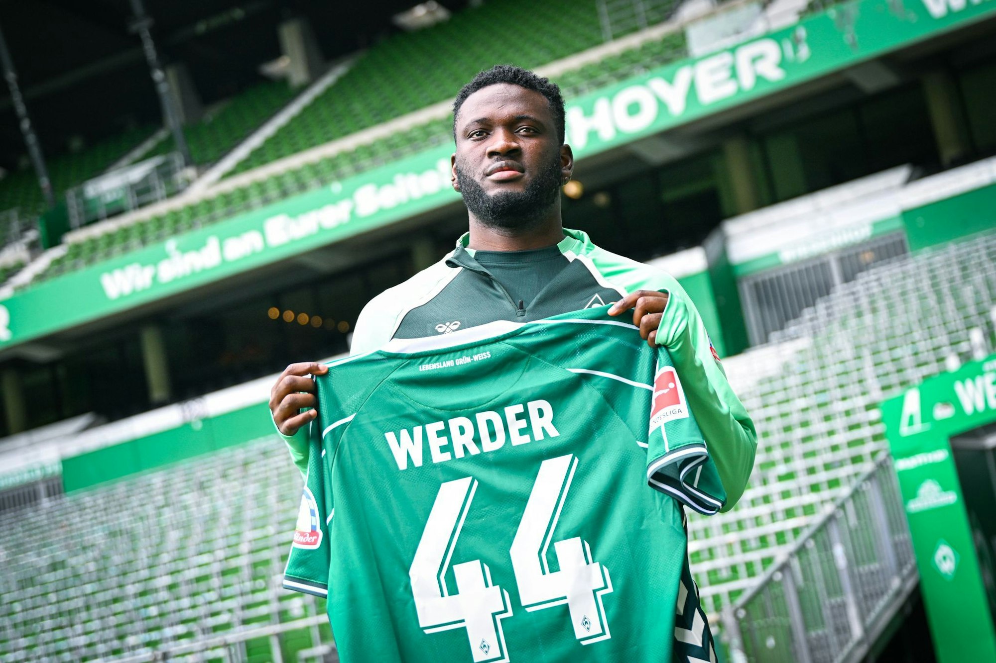 Victor Boniface mit seinem Werder-Trikot mit der Nummer 44.
