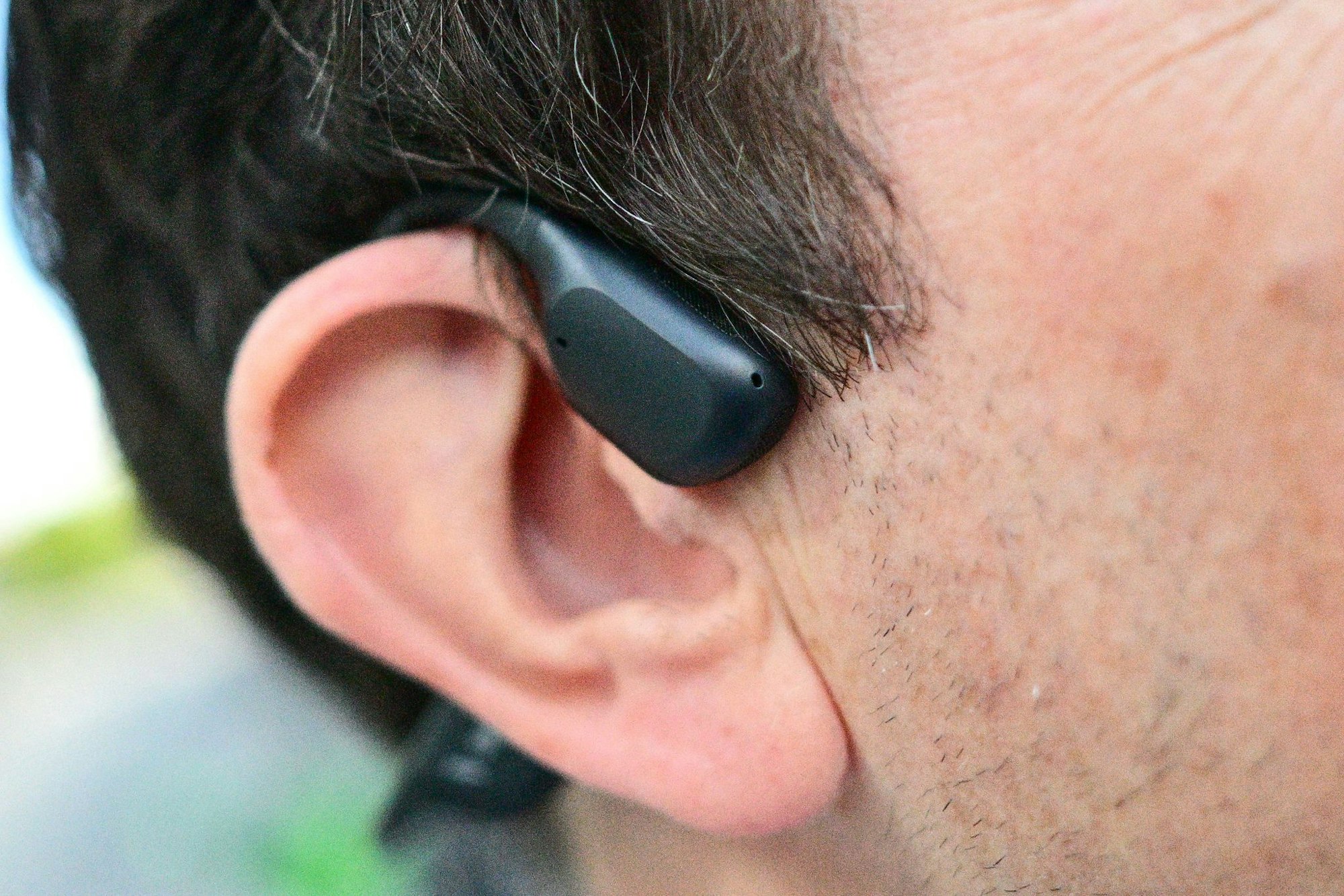 Die Läuferinnen und Läufer können mit Open-Ear-Kopfhörern trotz Musik im Ohr Umgebungsgeräusche wahrnehmen. (Symbolbild)