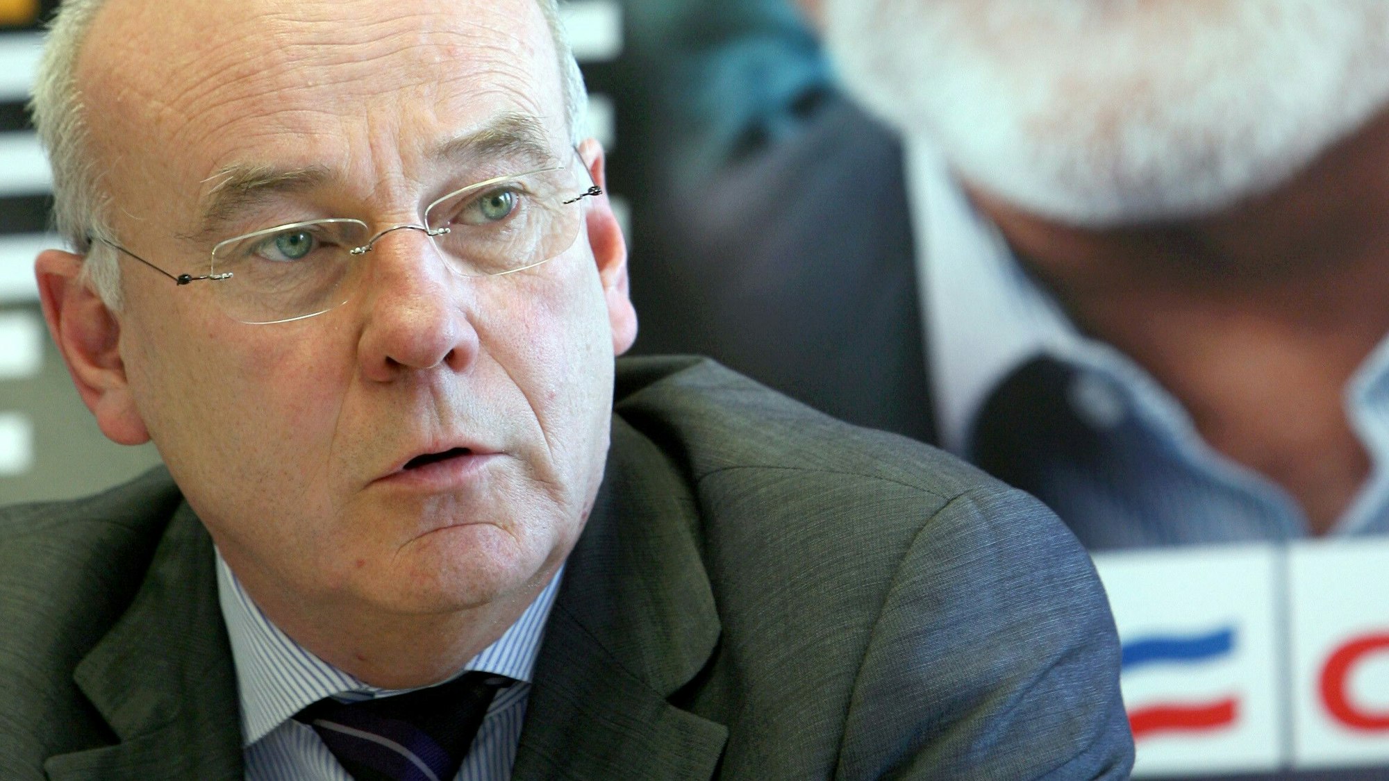 Er stößt zu den unangenehmen Themen hinter dem täglichen Politgeplapper vor: Jost Springensguth.