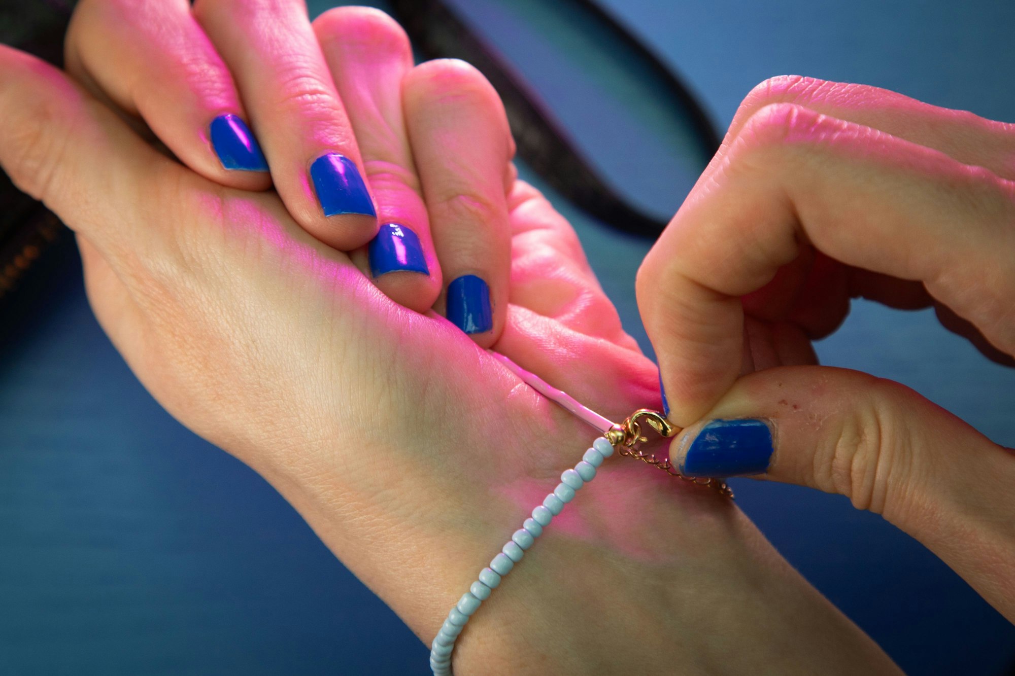 Schritt 4: Armband mit der anderen Hand verschließen.