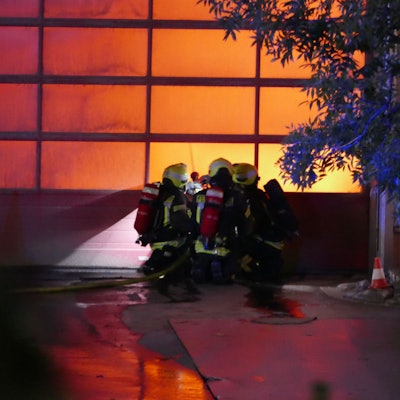 Die Feuerwehrleute können die Halle in Troisdorf nicht betreten und nur von außen löschen.