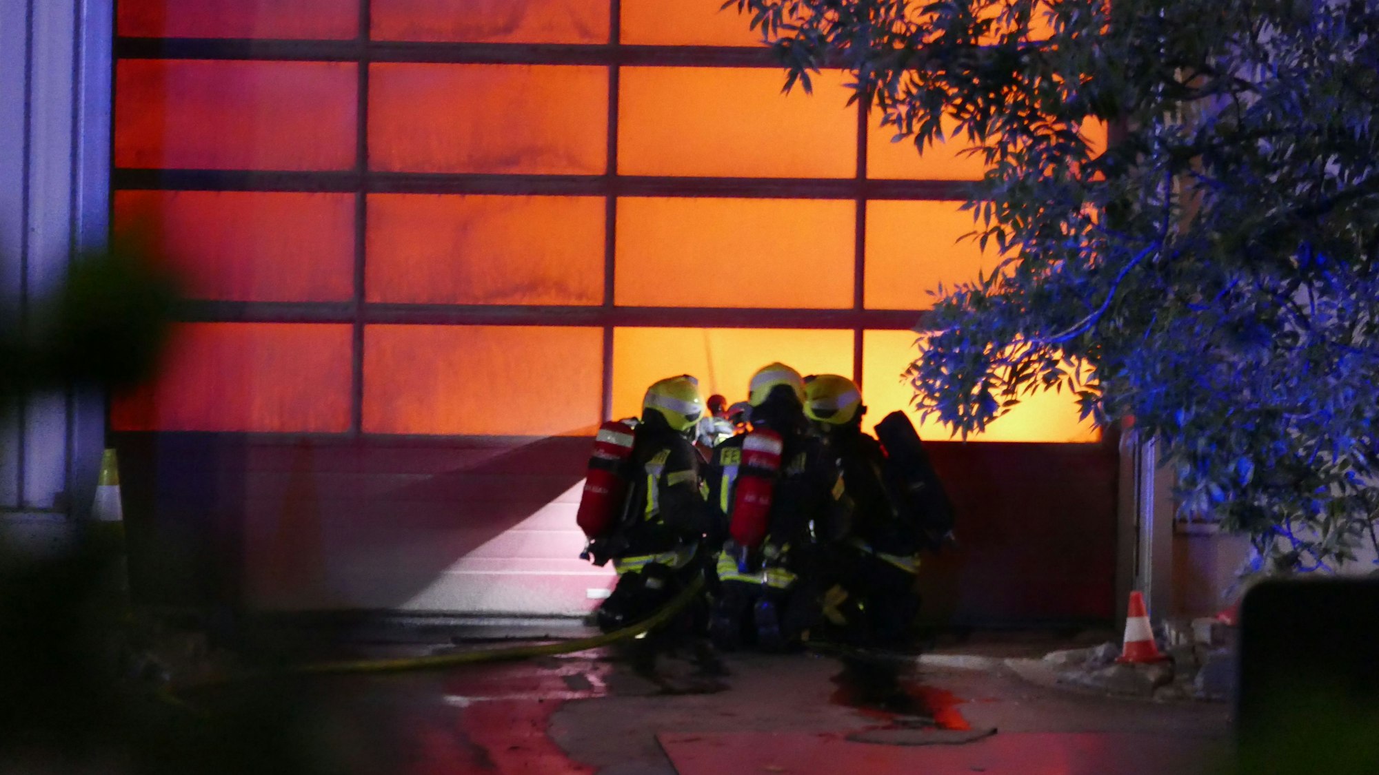 Die Feuerwehrleute können die Halle in Troisdorf nicht betreten und nur von außen löschen.
