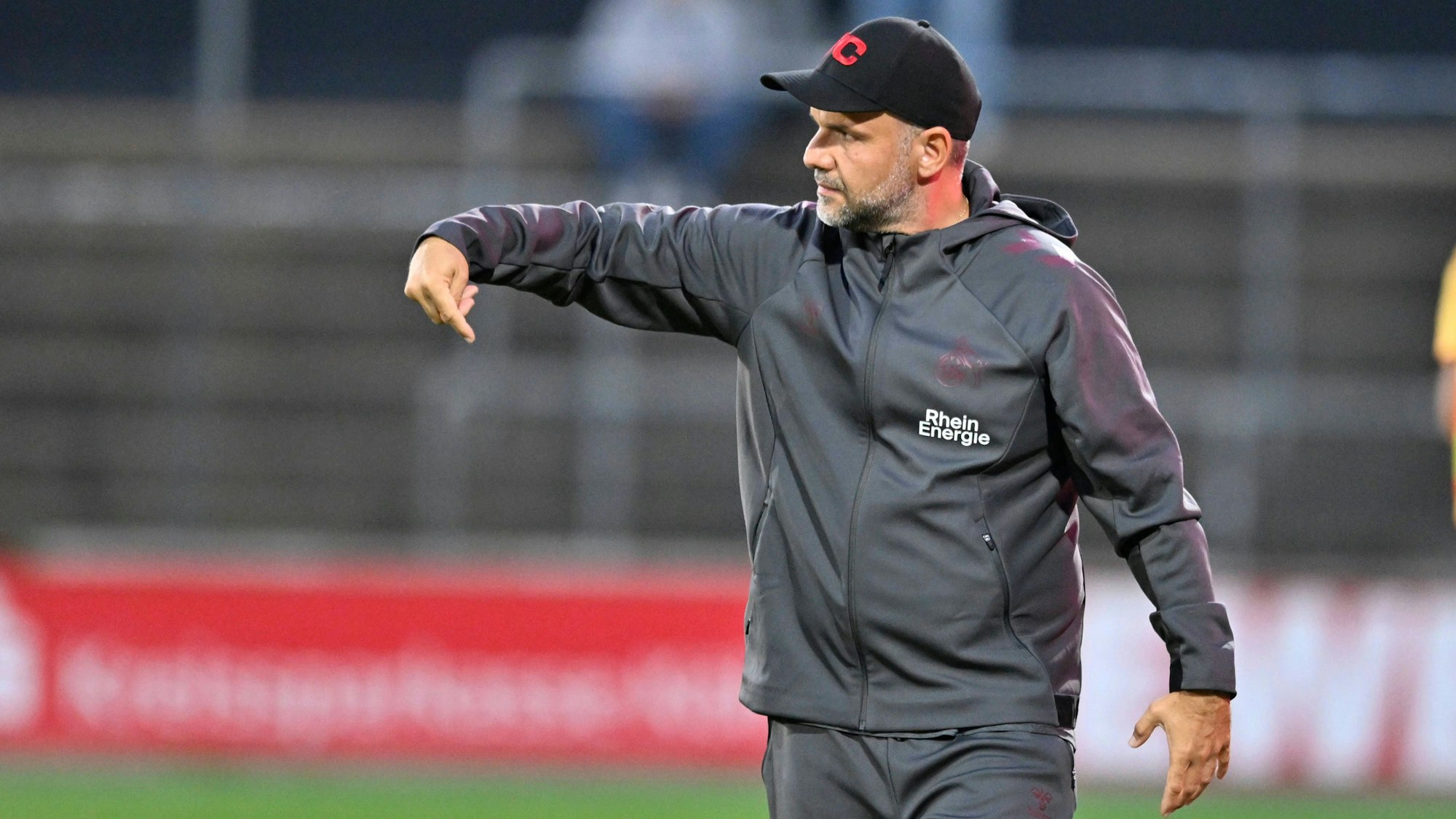 GER, Regionalliga West, 1. FC Köln U21, U 21 vs. Wuppertaler SV / 01.09.2025, Köln , Franz-Kremer-Stadion, GER, Regionalliga West, 1. FC Köln U21 vs. Wuppertaler SV DFB- Regionalliga West regulations prohibit any use of photographs as image sequences and/or quasi-video im Bild Trainer Evangelos Sbonias 1. FC Köln U21 gibt Anweisungen . *** GER, Regionalliga West, 1 FC Köln U21 vs Wuppertaler SV 01 09 2025, Köln , Franz Kremer Stadion, GER, Regionalliga West, 1 FC Köln U21 vs Wuppertaler SV DFB Regionalliga West regulations prohibit any use of photographs as image sequences and or quasi video in the picture Coach Evangelos Sbonias 1 FC Köln U21 gives instructions NordphotoxGmbHx/xFreund nph00018