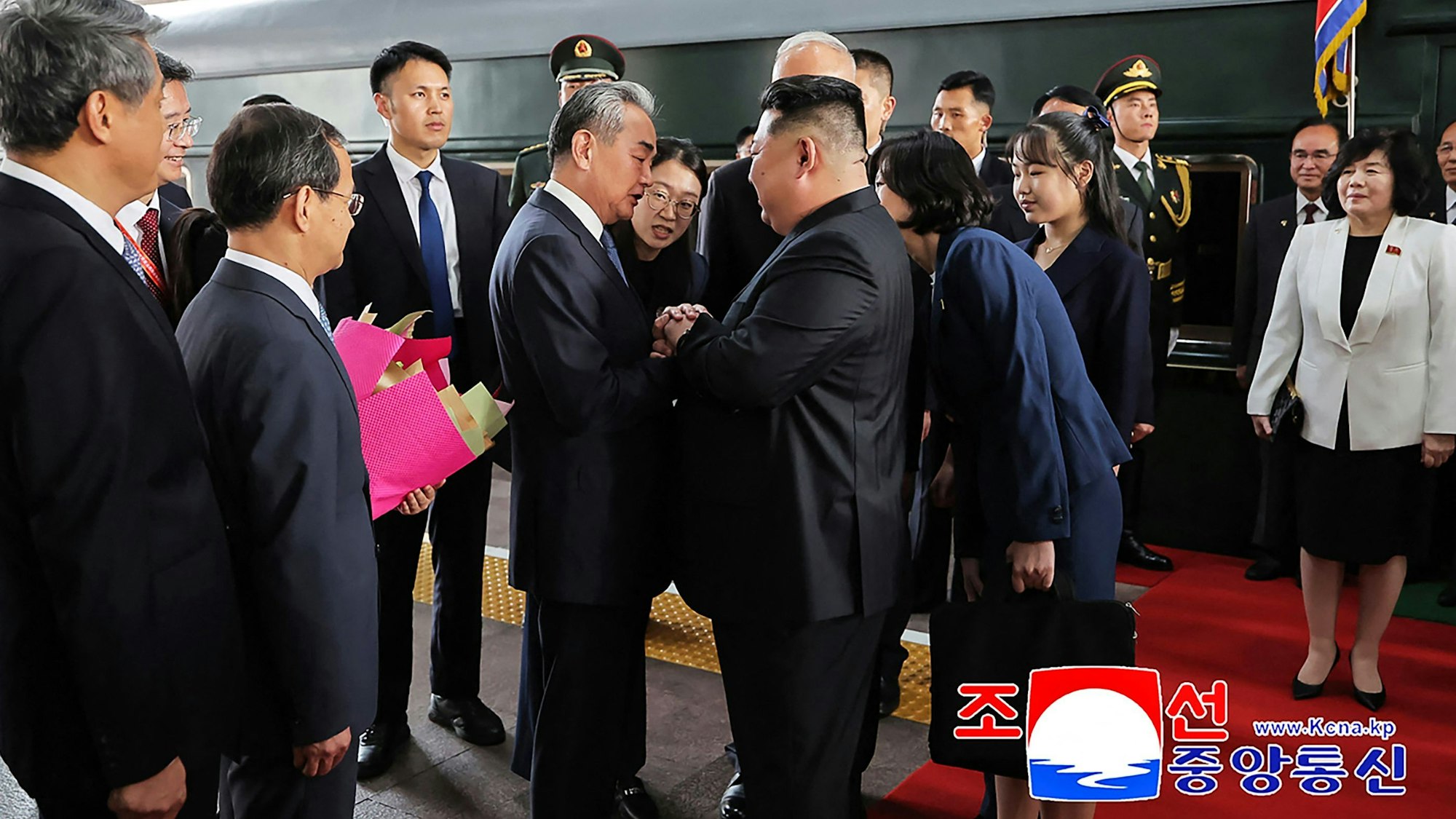 Kim Jong Un und Tochter Ju Ae werden in Peking von Chinas Außenminister Wang Yi empfangen.