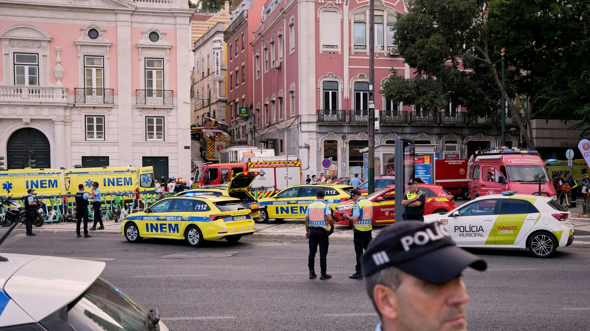 Die berühmte „Gloria“-Standseilbahn gehört zu den Hauptattraktionen in Portugals Hauptstadt.