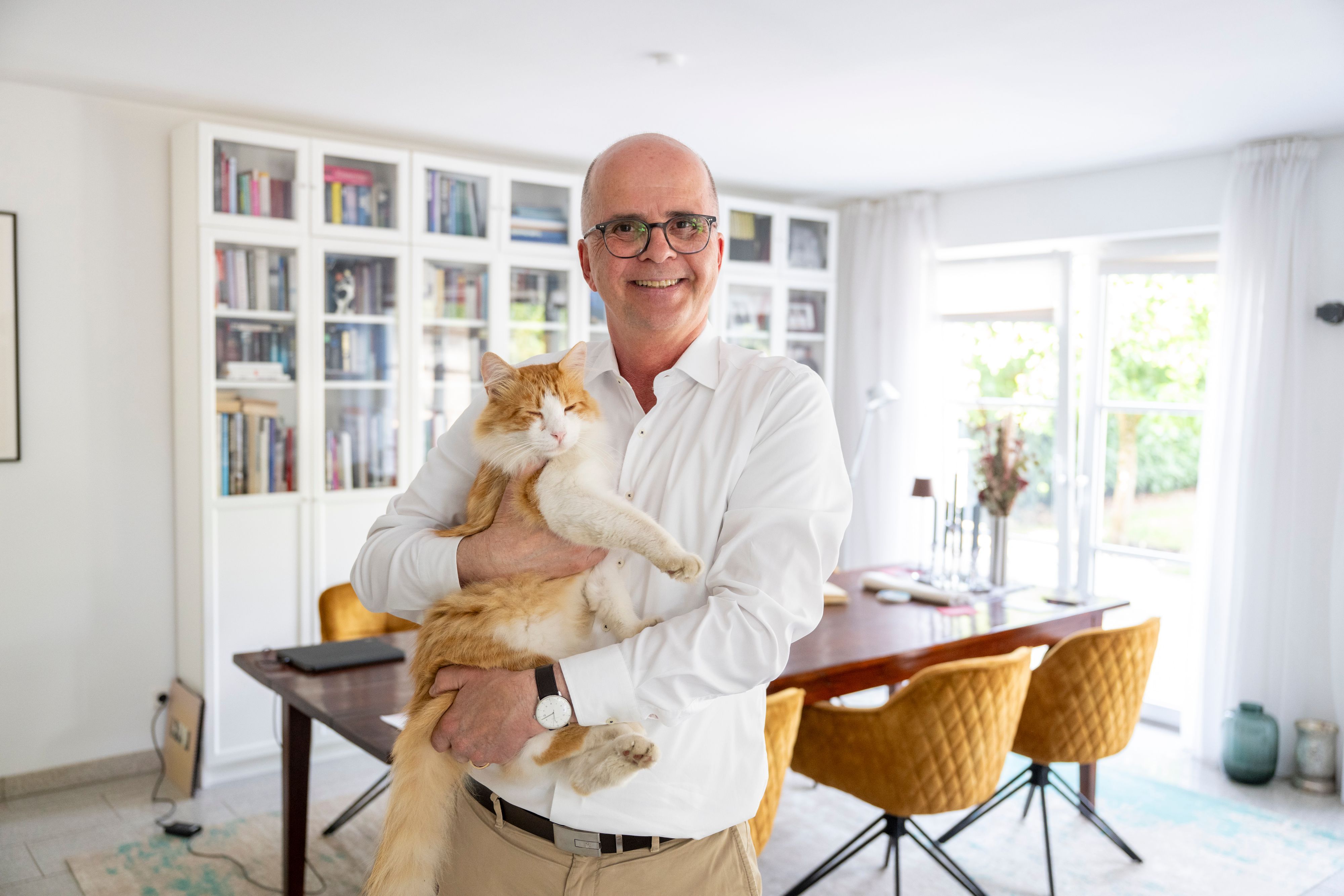 August 2025 im OB-Wahlkampf: Markus Greitemann mit seiner Katze im Wohnzimmer seiner Wohnung.