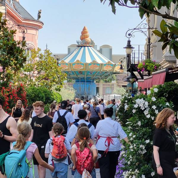 Blick auf die Themenwelt „Berlin“ im Freizeitpark Phantasialand.