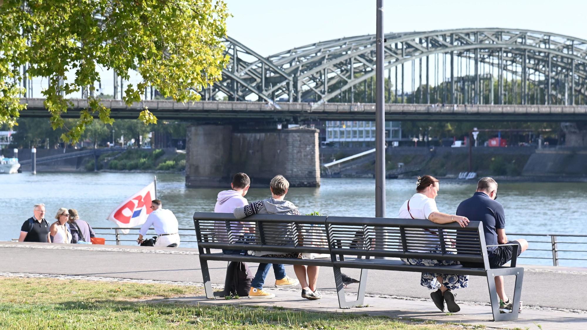 26.08.2025 Köln. Wetter, Feature: Aktuelles Motiv zur Wettersituation. Sommer 2025. Heute soll es noch mal sommerlich warm werden, bis in die Mittagsstunden soll die Sonne scheinen. Foto: Alexander Schwaiger