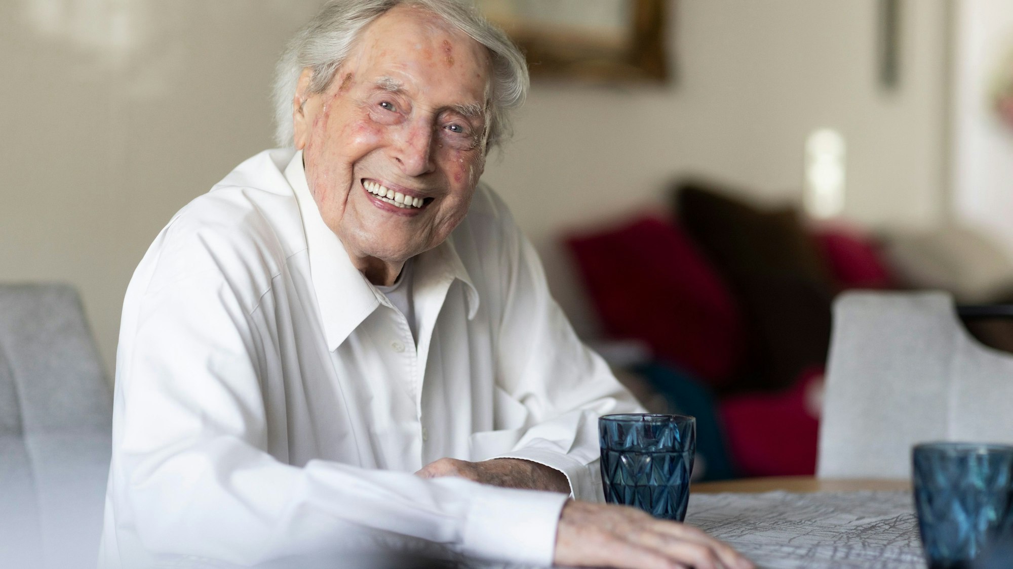 Ansteckender Frohsinn: Ludwig Sebus in seiner Ossendorfer Wohnung.