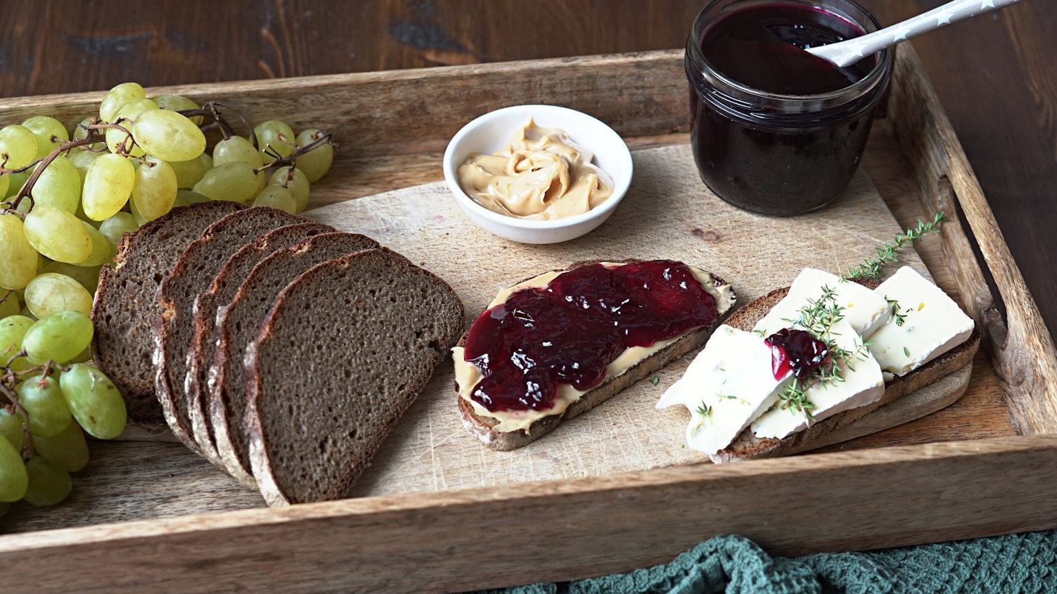 Das Traubengelee wird in sterile Gläser abgefüllt. Der leckere Aufstrich schmeckt pur auf frischem Brot, auf Peanut Butter oder auf Käse.