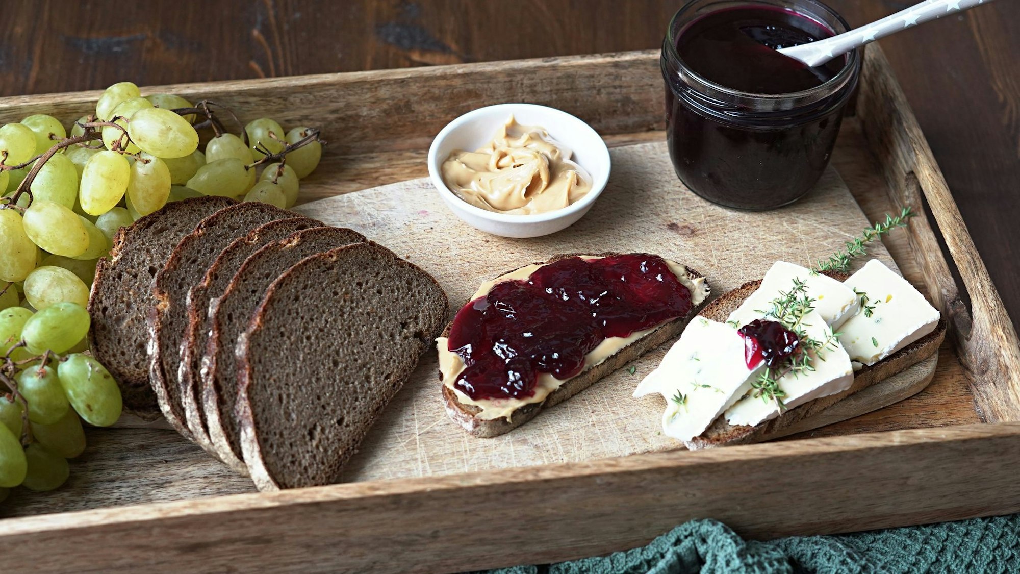 Das Traubengelee wird in sterile Gläser abgefüllt. Der leckere Aufstrich schmeckt pur auf frischem Brot, auf Peanut Butter oder auf Käse.