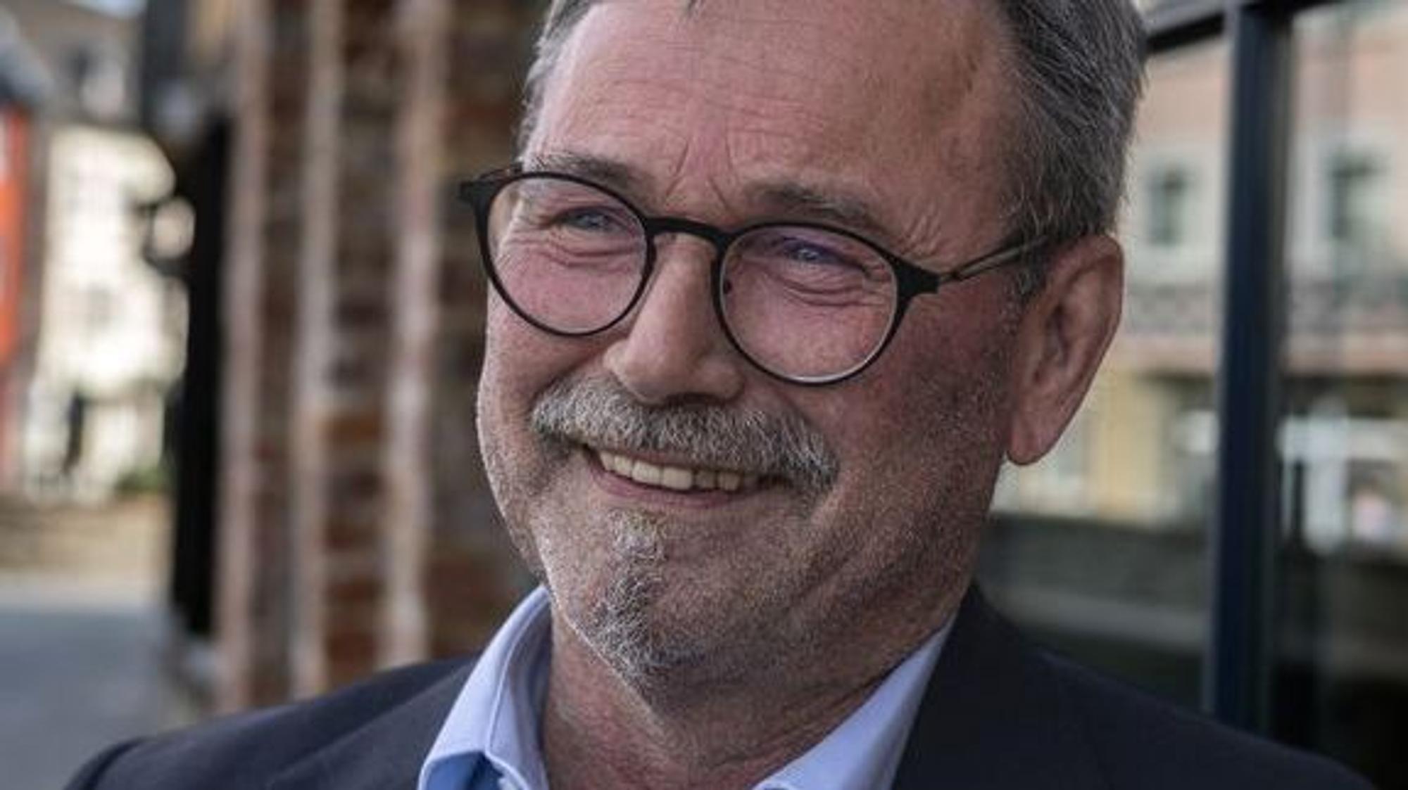 Gerd Lingscheid-Henseler lehnt an ein Gebäude und schaut nicht in die Kamera.